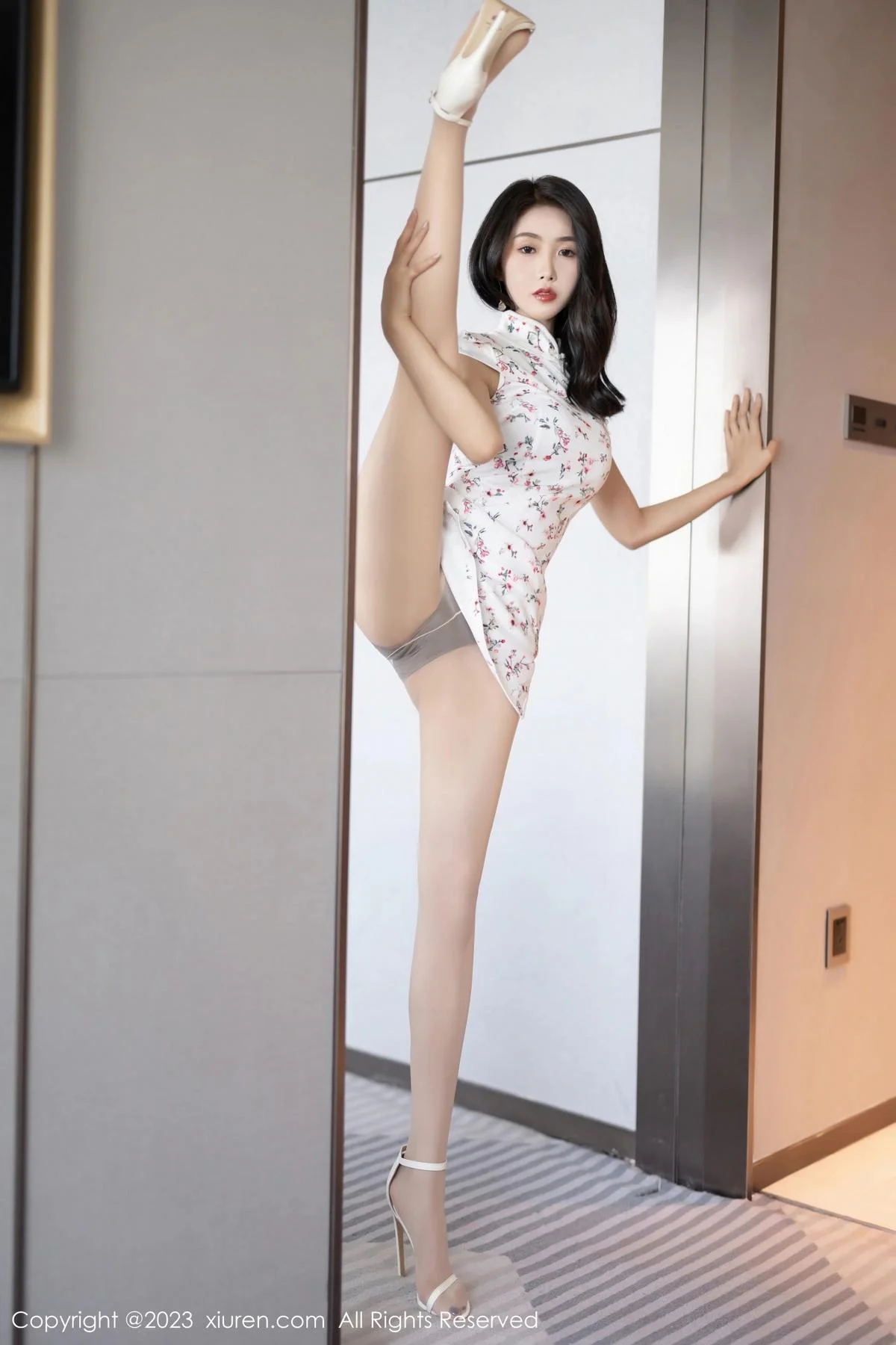 苏苏阿白色旗袍露咖啡色内衣配原色丝袜秀柔美身姿绝美写真 第 21 张