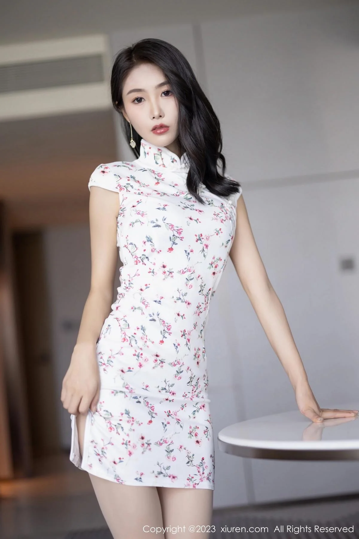 苏苏阿白色旗袍露咖啡色内衣配原色丝袜秀柔美身姿绝美写真 第 3 张