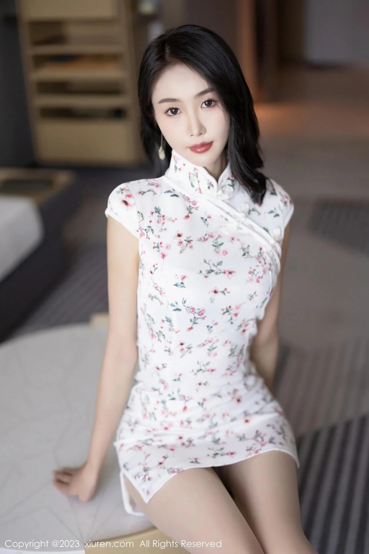 苏苏阿白色旗袍露咖啡色内衣配原色丝袜秀柔美身姿绝美写真 第 5 张