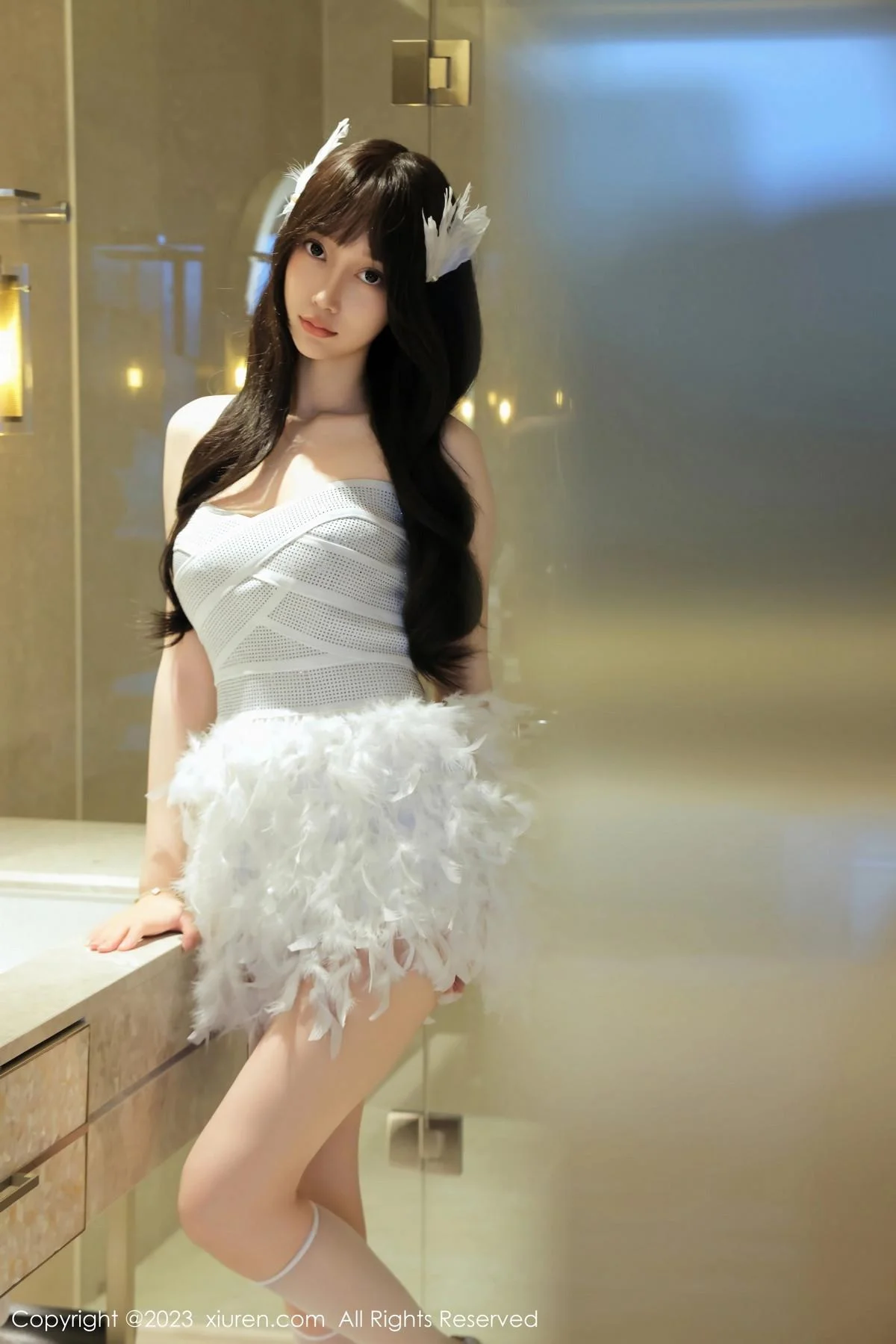 玥儿玥er性感白色露肩礼裙配白丝袜秀曼妙身姿迷人绝美写真 第 3 张