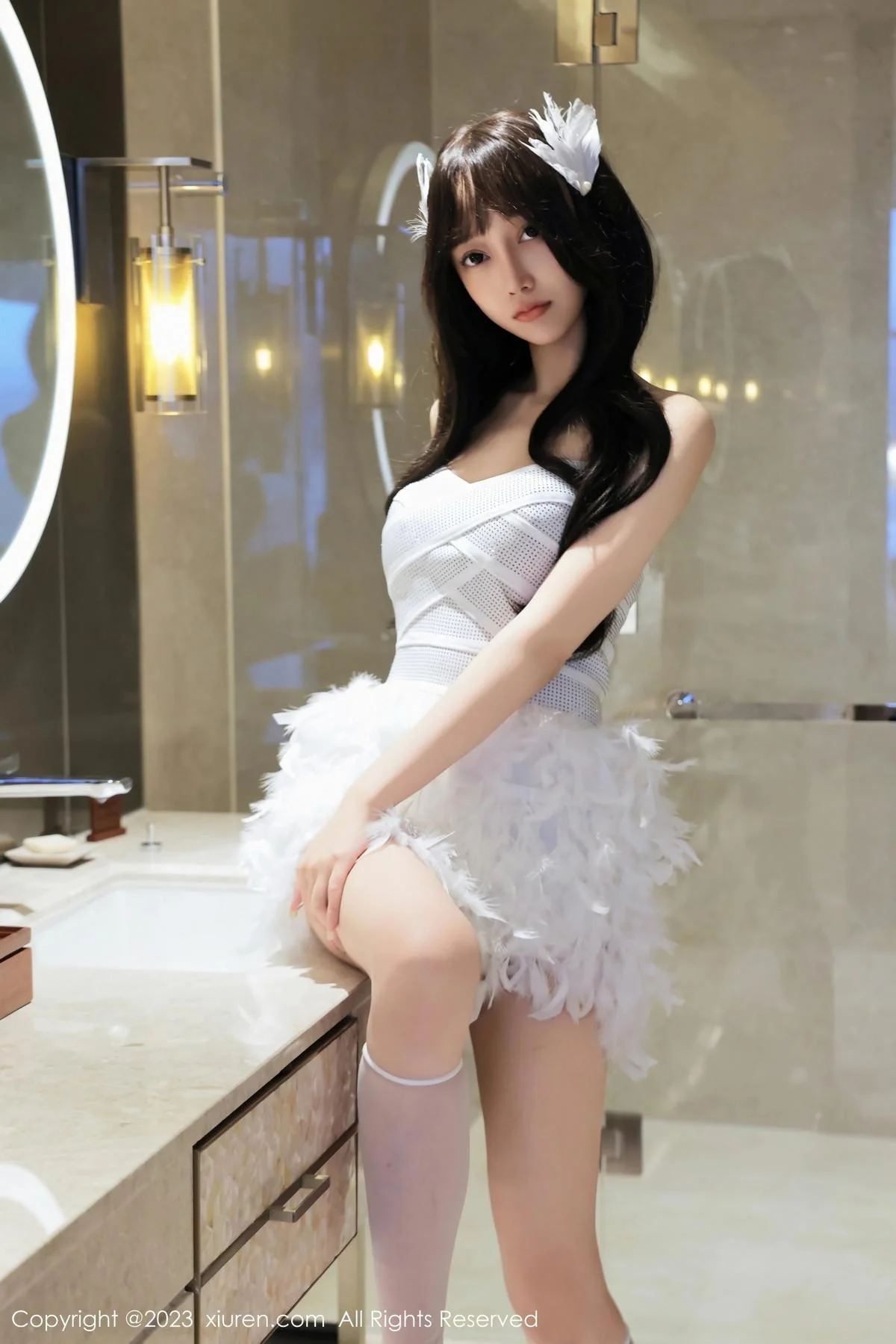 玥儿玥er性感白色露肩礼裙配白丝袜秀曼妙身姿迷人绝美写真 第 6 张