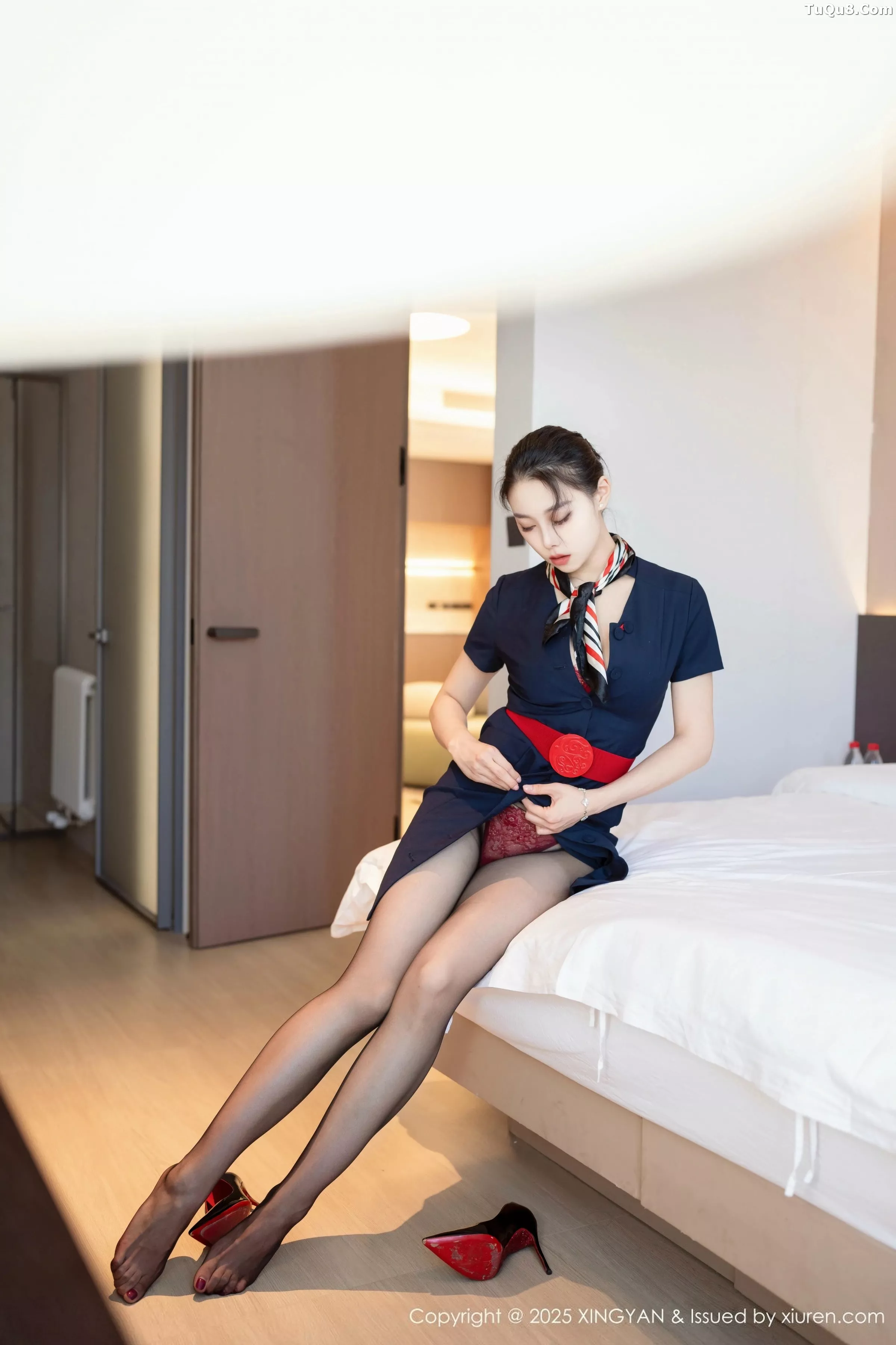 清妙性感空姐制服露红色蕾丝内衣配超薄黑丝秀美腿绝美写真 第 27 张