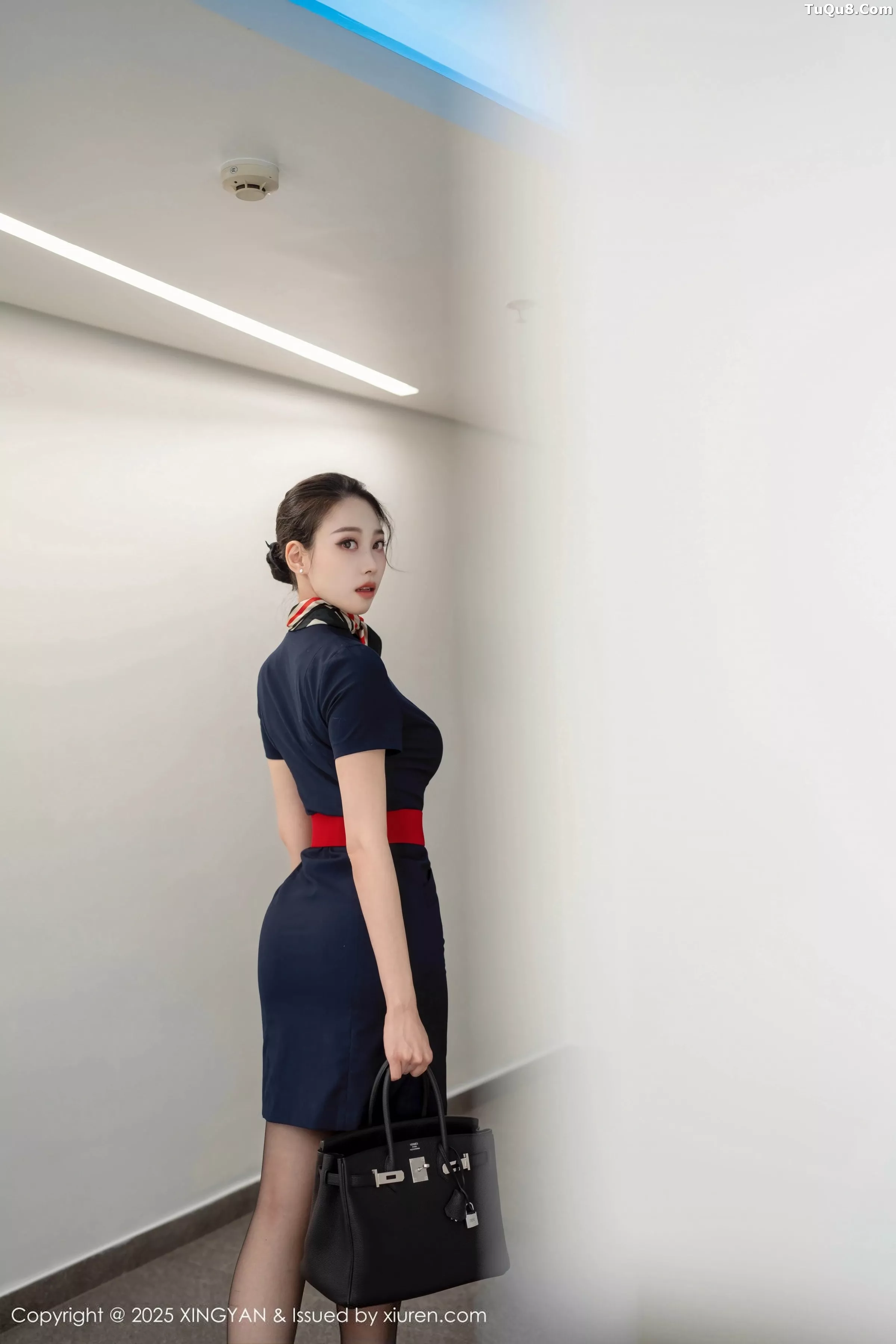 清妙性感空姐制服露红色蕾丝内衣配超薄黑丝秀美腿绝美写真 第 3 张