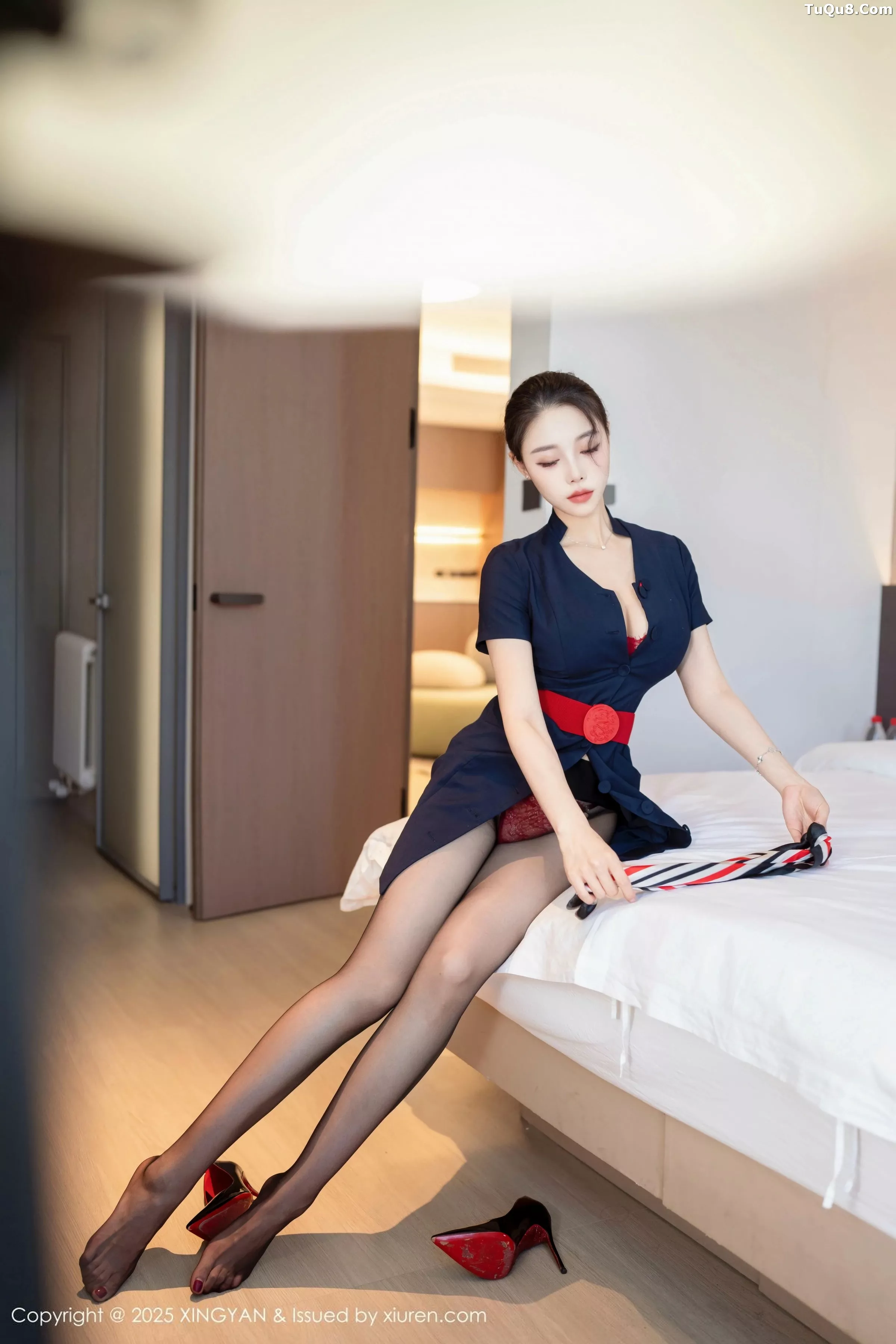 清妙性感空姐制服露红色蕾丝内衣配超薄黑丝秀美腿绝美写真 第 30 张
