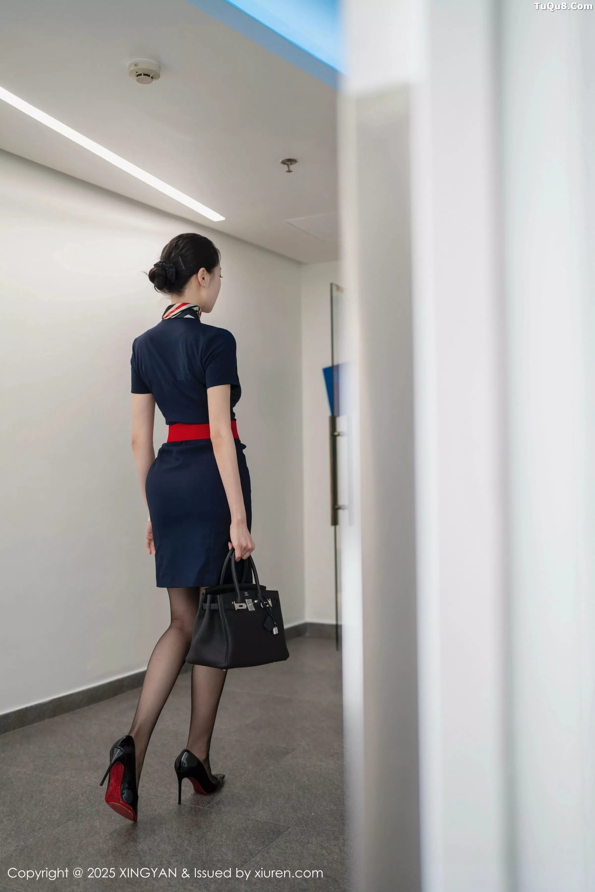清妙性感空姐制服露红色蕾丝内衣配超薄黑丝秀美腿绝美写真 第 5 张