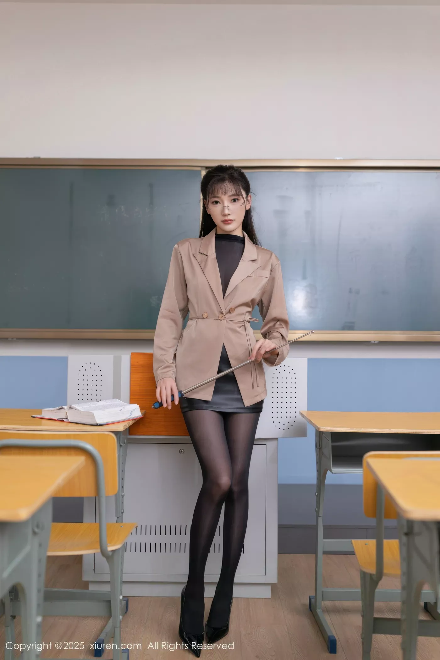 陆萱萱场景拍摄性感黑色连体丝袜秀翘臀美腿撩人绝美写真 第 1 张