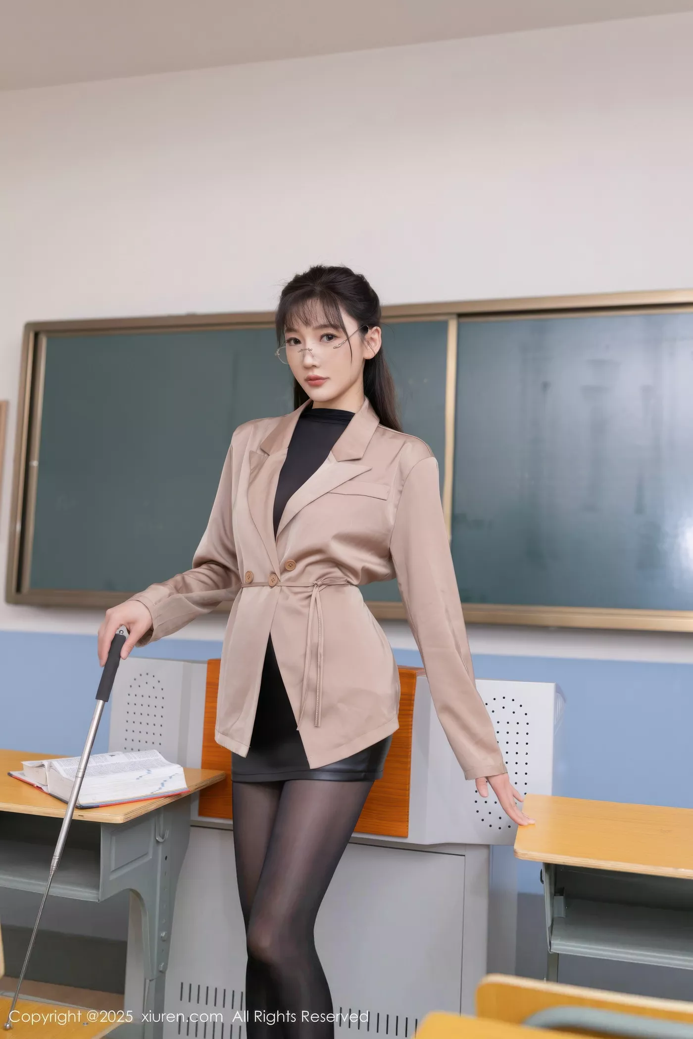 陆萱萱场景拍摄性感黑色连体丝袜秀翘臀美腿撩人绝美写真 第 4 张