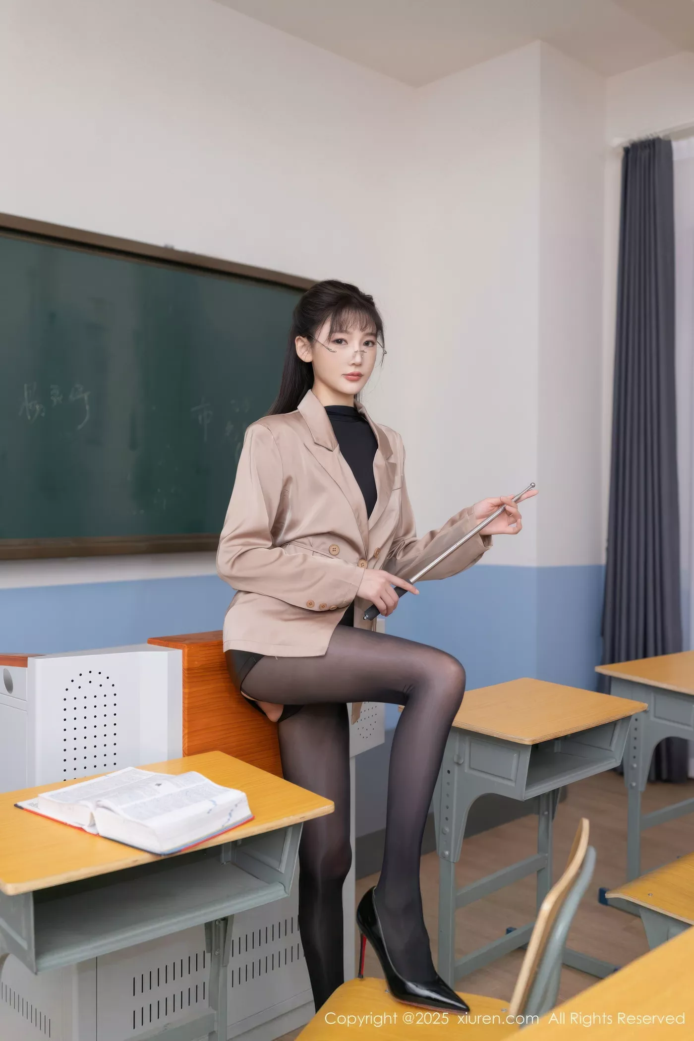 陆萱萱场景拍摄性感黑色连体丝袜秀翘臀美腿撩人绝美写真 第 8 张