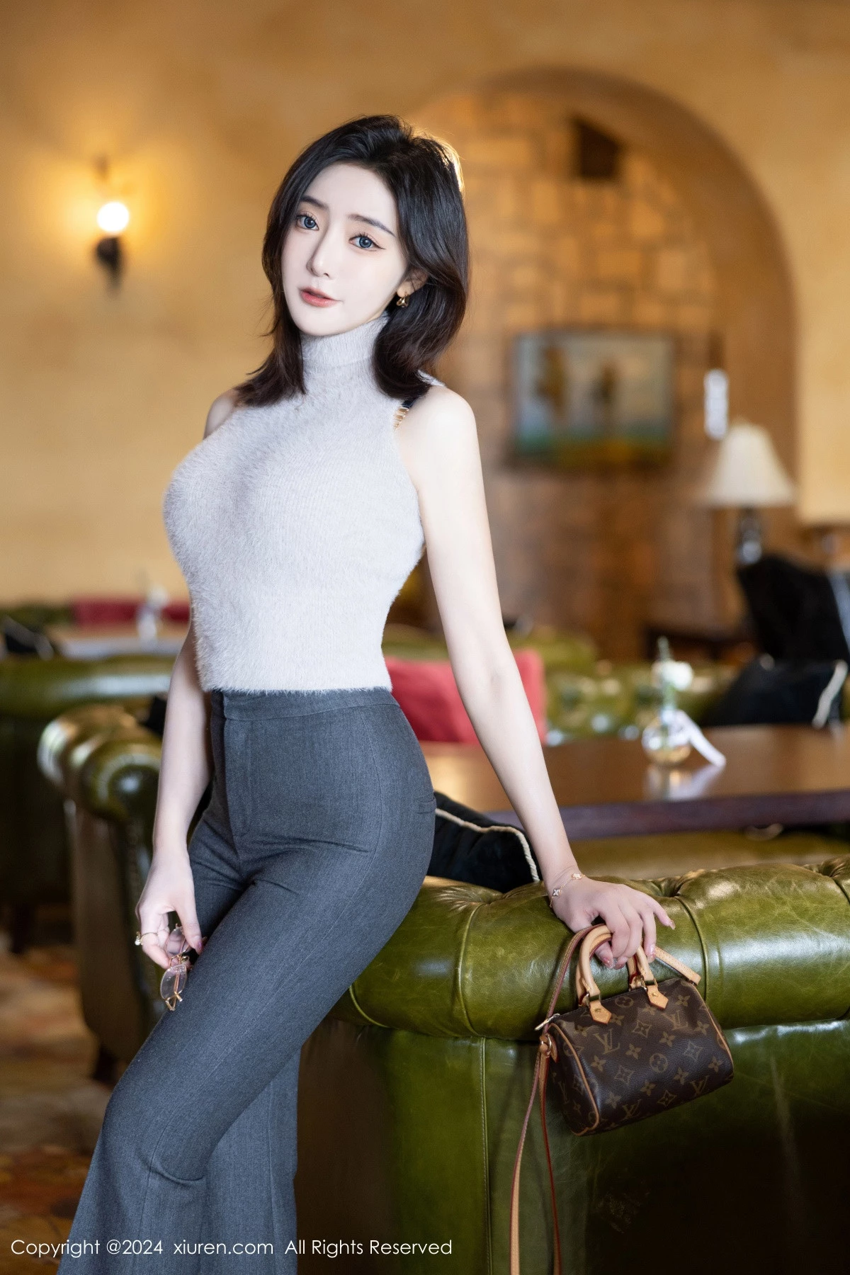 王馨瑶yanni私房性感豹纹内衣配超薄黑丝秀完美身材绝美写真 第 4 张