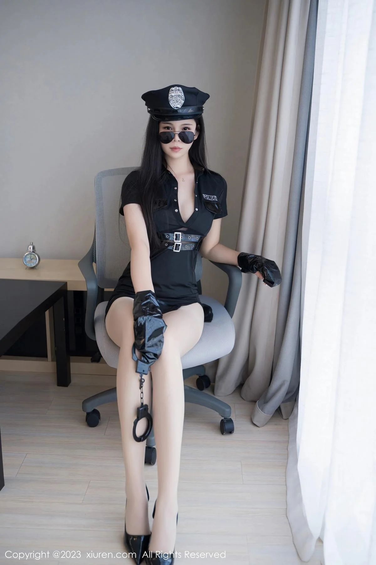雪糕CiCi性感黑色情趣警察制服配超薄肉丝秀美腿绝美写真 第 13 张