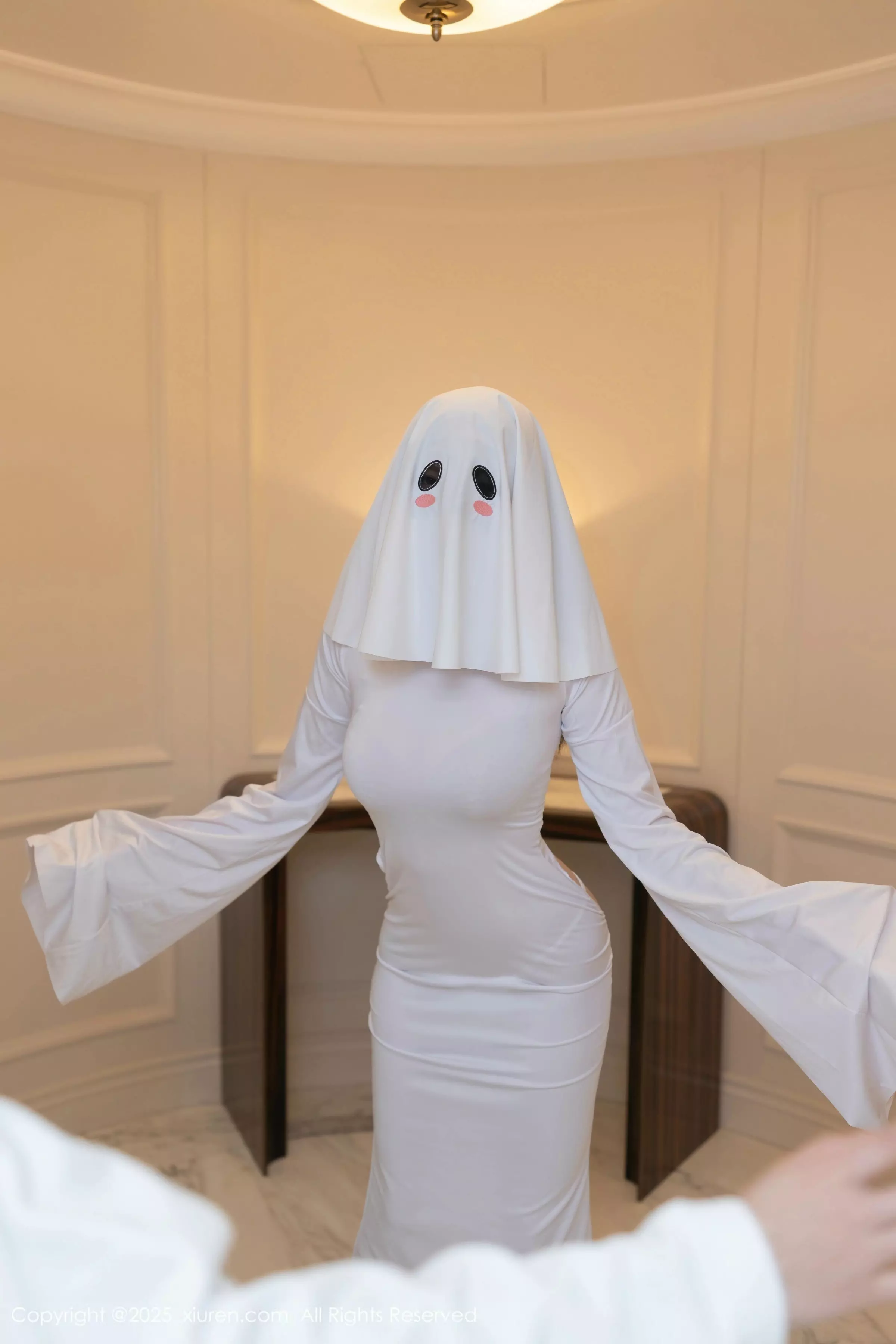 安然anran性感白色连衣短裙配白色丝袜秀曼妙身姿绝美写真 第 2 张