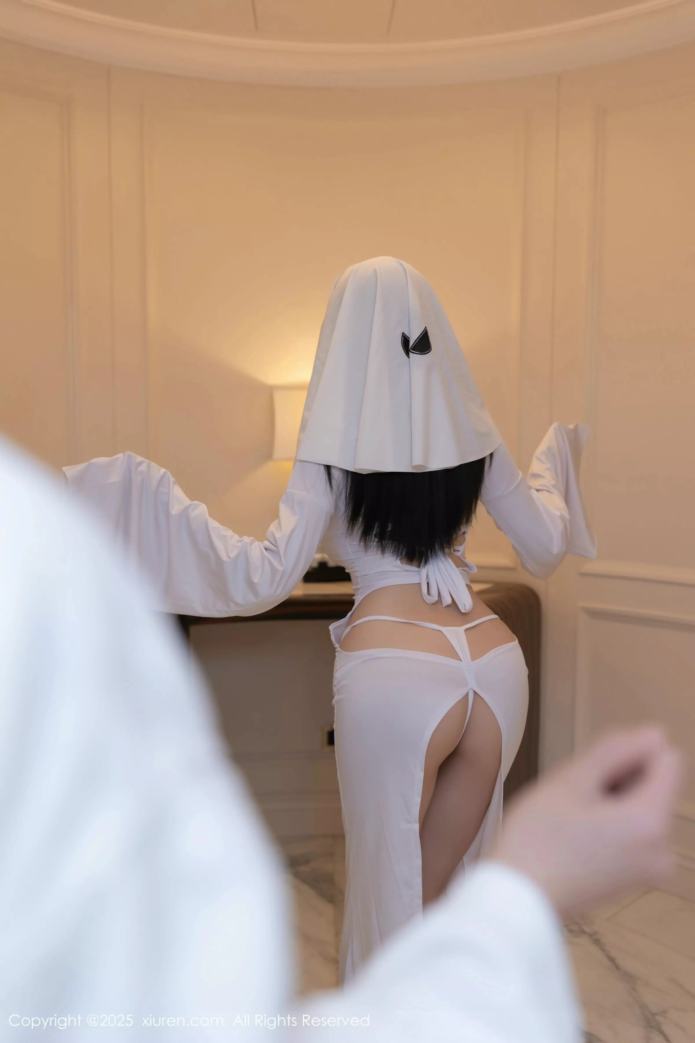 安然anran性感白色连衣短裙配白色丝袜秀曼妙身姿绝美写真 第 3 张