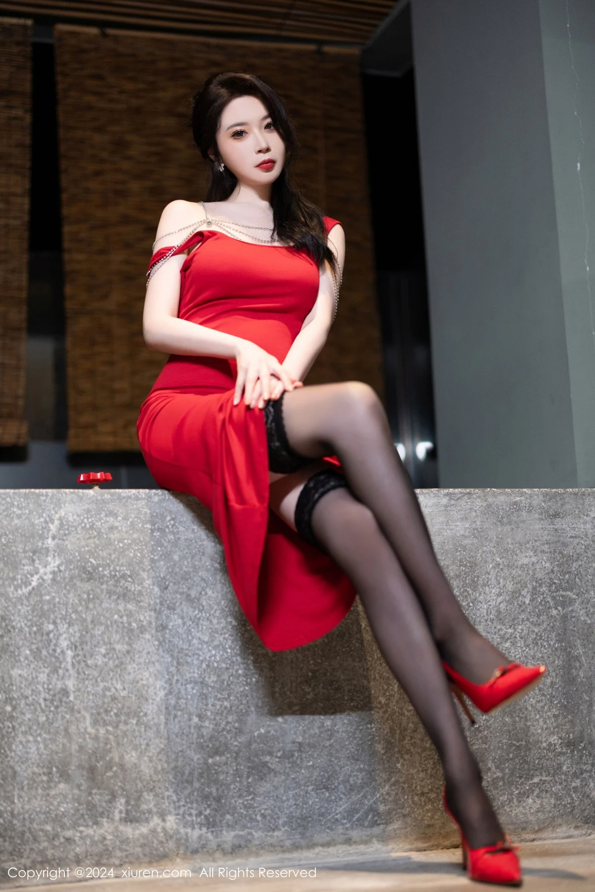 梦心玥红色连衣裙露红色内衣配黑丝吊袜秀高挑身材绝美写真 第 9 张