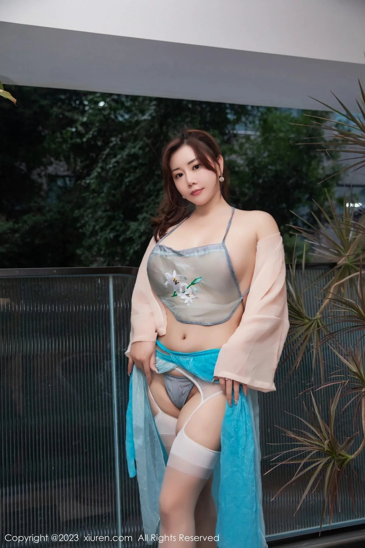 王婉悠Queen浅色轻透薄纱配原色丝袜秀丰满身材绝美写真 第 30 张