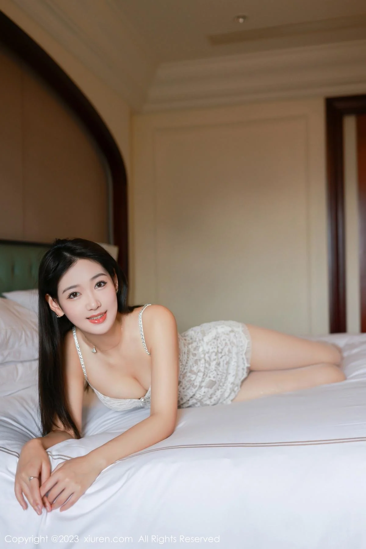 唐安琪性感白色蕾丝吊带裙配开档白丝秀曼妙身姿绝美写真 第 20 张