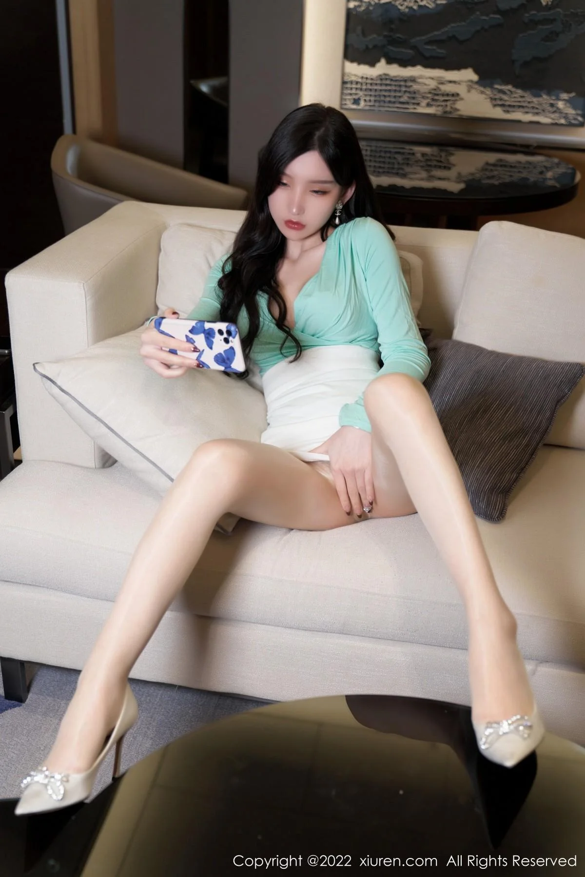 周于希Sally私房白色短裙下闪亮无内肉丝秀翘臀美腿绝美写真 第 24 张