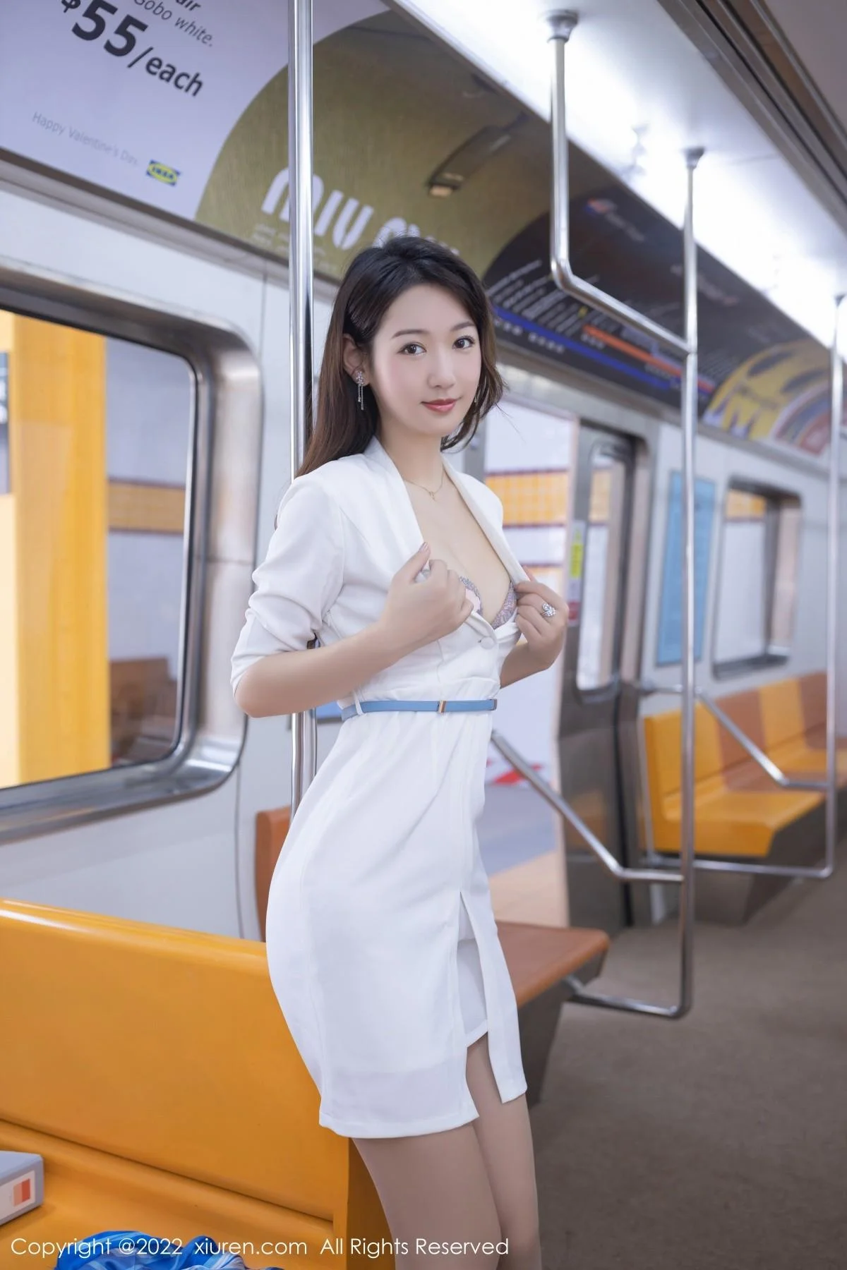 唐安琪地铁车厢场景性感紫色蕾丝内衣配无内肉丝绝美写真 第 16 张