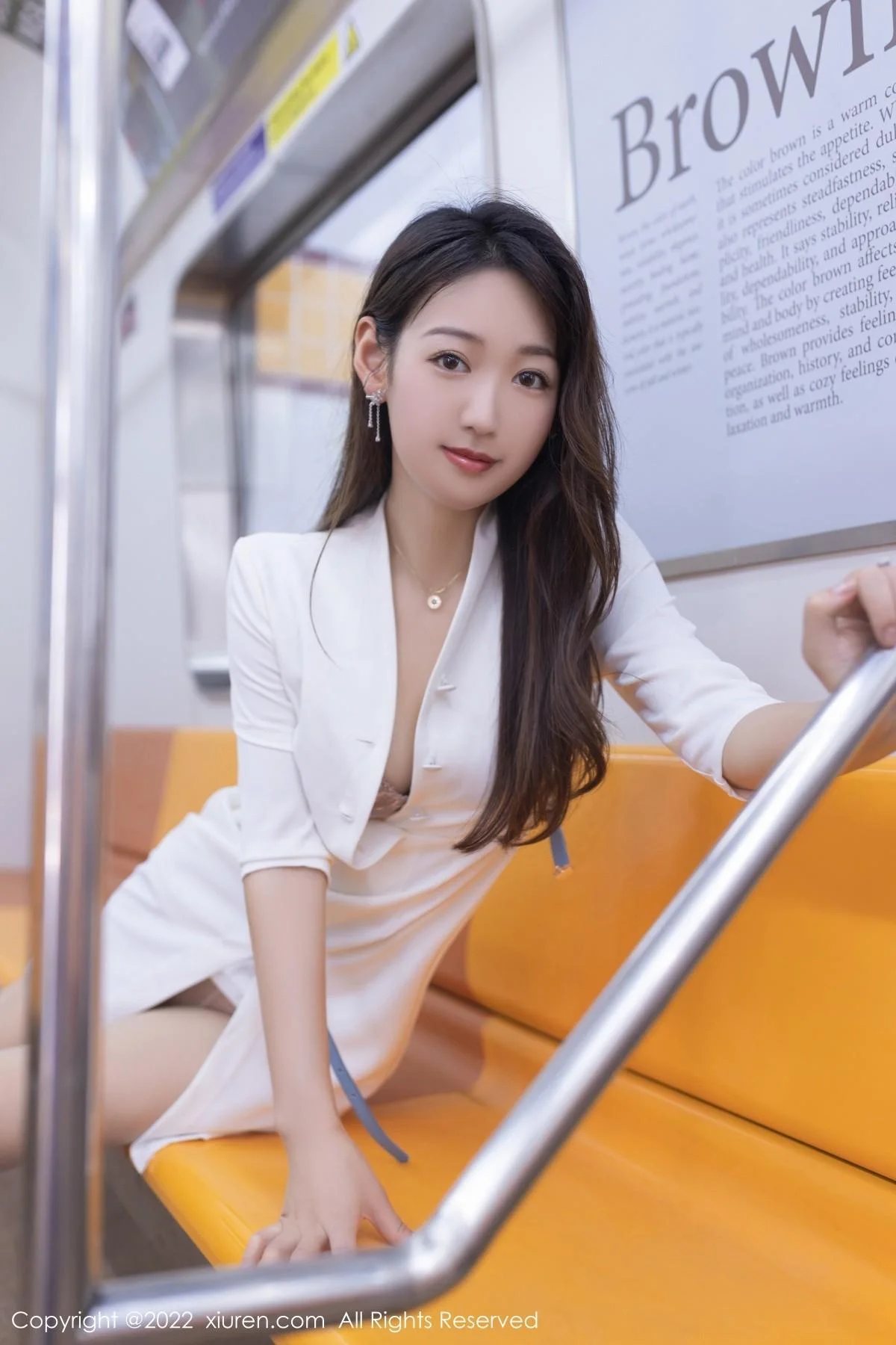 唐安琪地铁车厢场景性感紫色蕾丝内衣配无内肉丝绝美写真 第 33 张