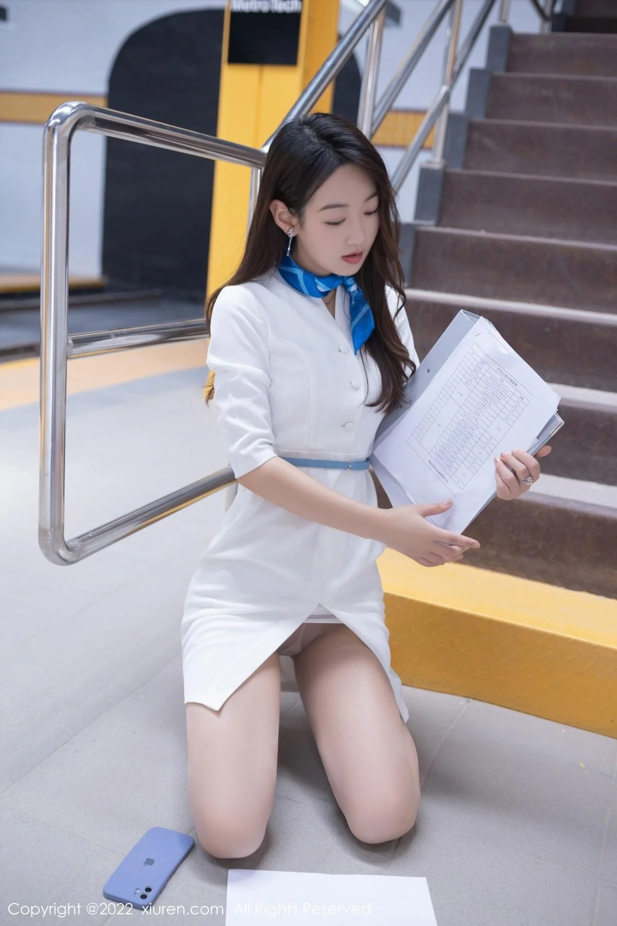 唐安琪地铁车厢场景性感紫色蕾丝内衣配无内肉丝绝美写真 第 6 张