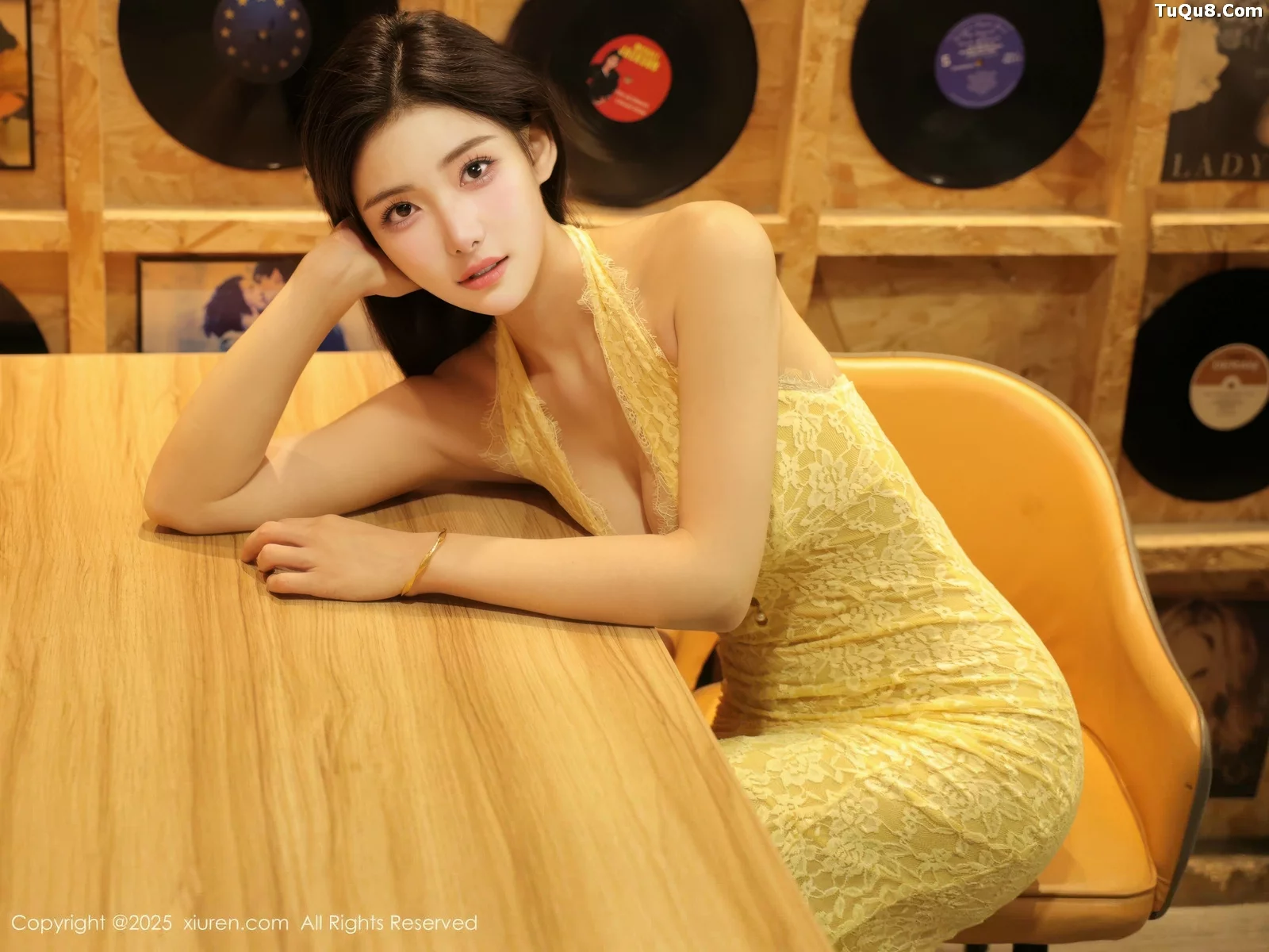 梨霜儿性感黄色蕾丝连衣长裙半脱秀高挑丰腴身材绝美写真 第 11 张