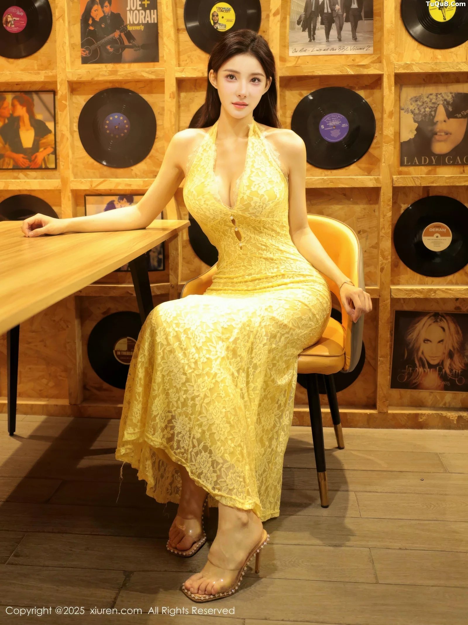 梨霜儿性感黄色蕾丝连衣长裙半脱秀高挑丰腴身材绝美写真 第 2 张