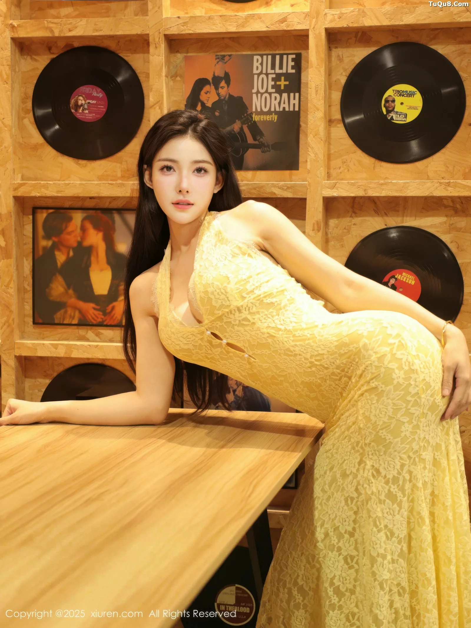 梨霜儿性感黄色蕾丝连衣长裙半脱秀高挑丰腴身材绝美写真 第 23 张