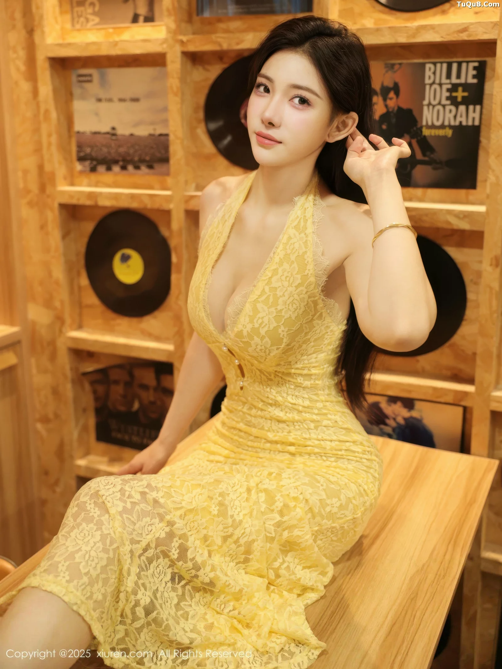 梨霜儿性感黄色蕾丝连衣长裙半脱秀高挑丰腴身材绝美写真 第 41 张