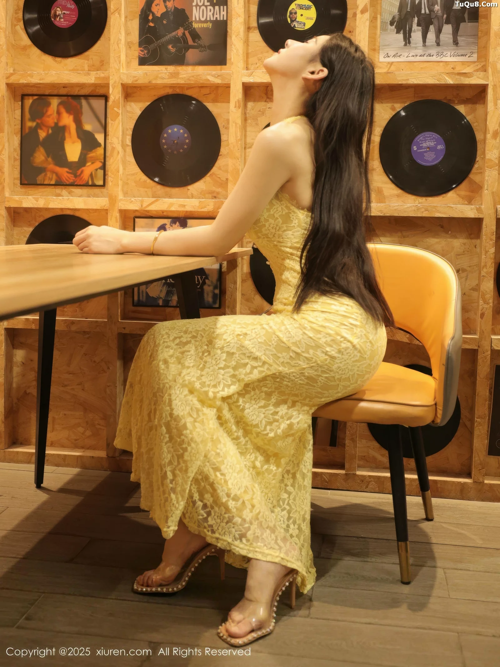 梨霜儿性感黄色蕾丝连衣长裙半脱秀高挑丰腴身材绝美写真 第 7 张