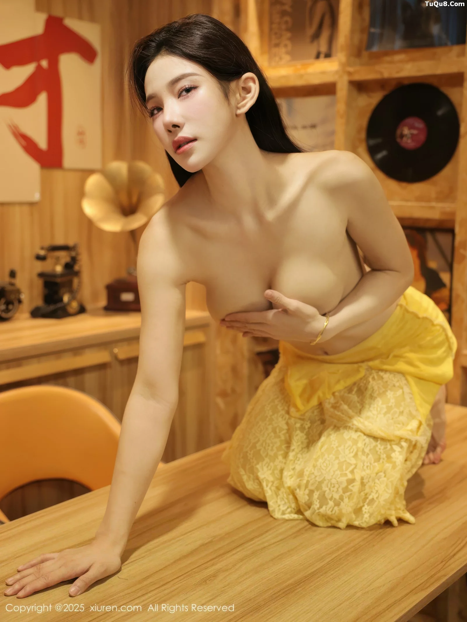 梨霜儿性感黄色蕾丝连衣长裙半脱秀高挑丰腴身材绝美写真 第 92 张