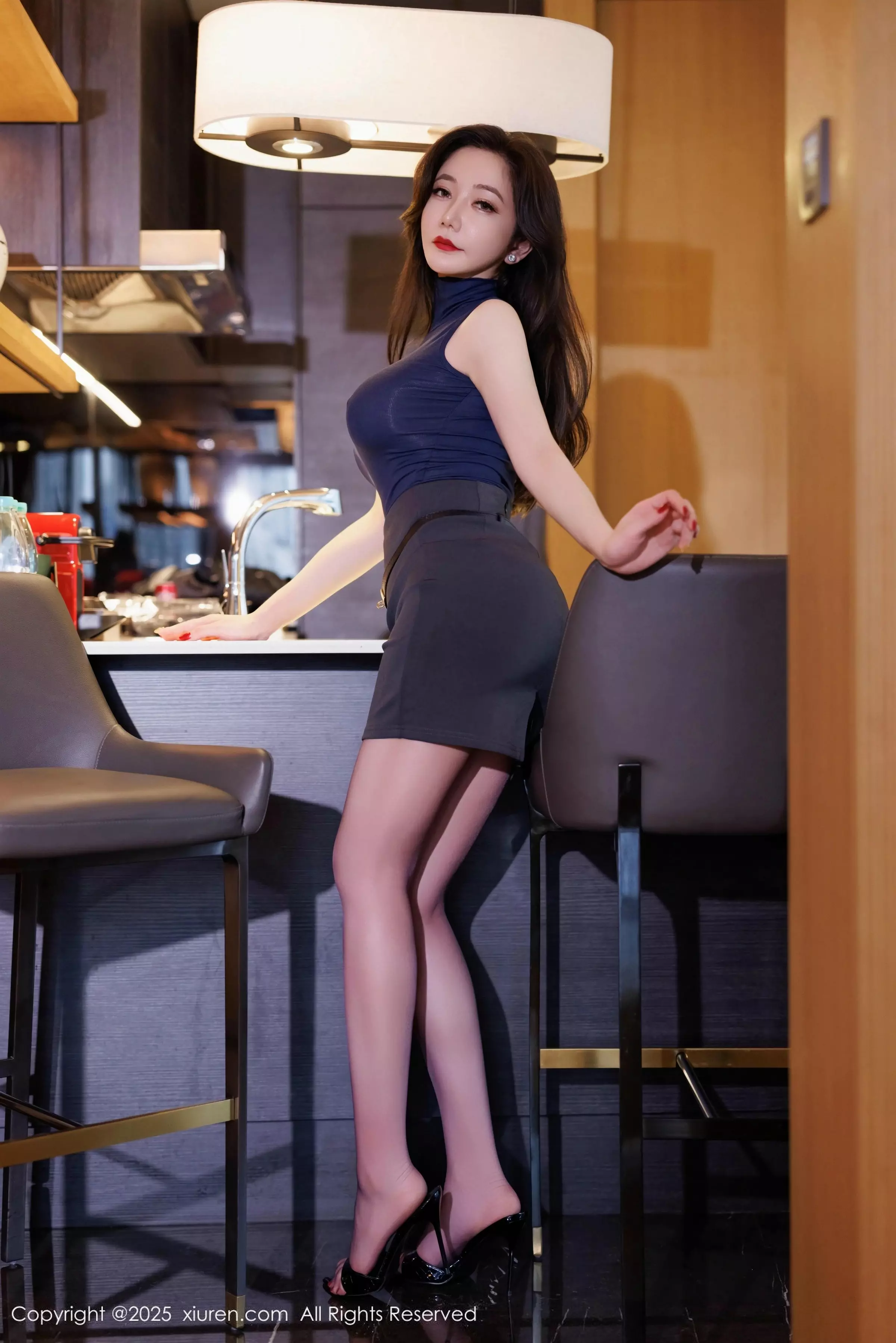 心妍小公主性感蓝色T恤配灰色包臀短裙秀丰腴身材绝美写真 第 15 张
