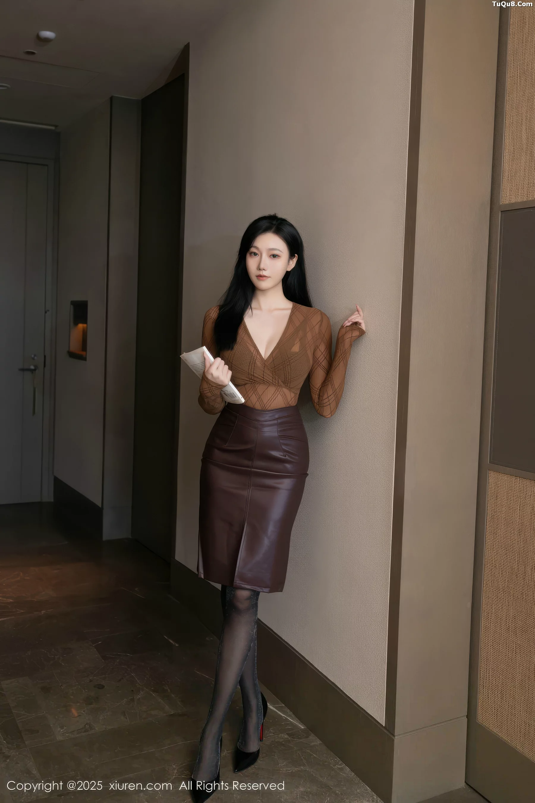 安然anran性感棕色皮裙露黑色内衣配黑丝袜秀美腿绝美写真 第 1 张