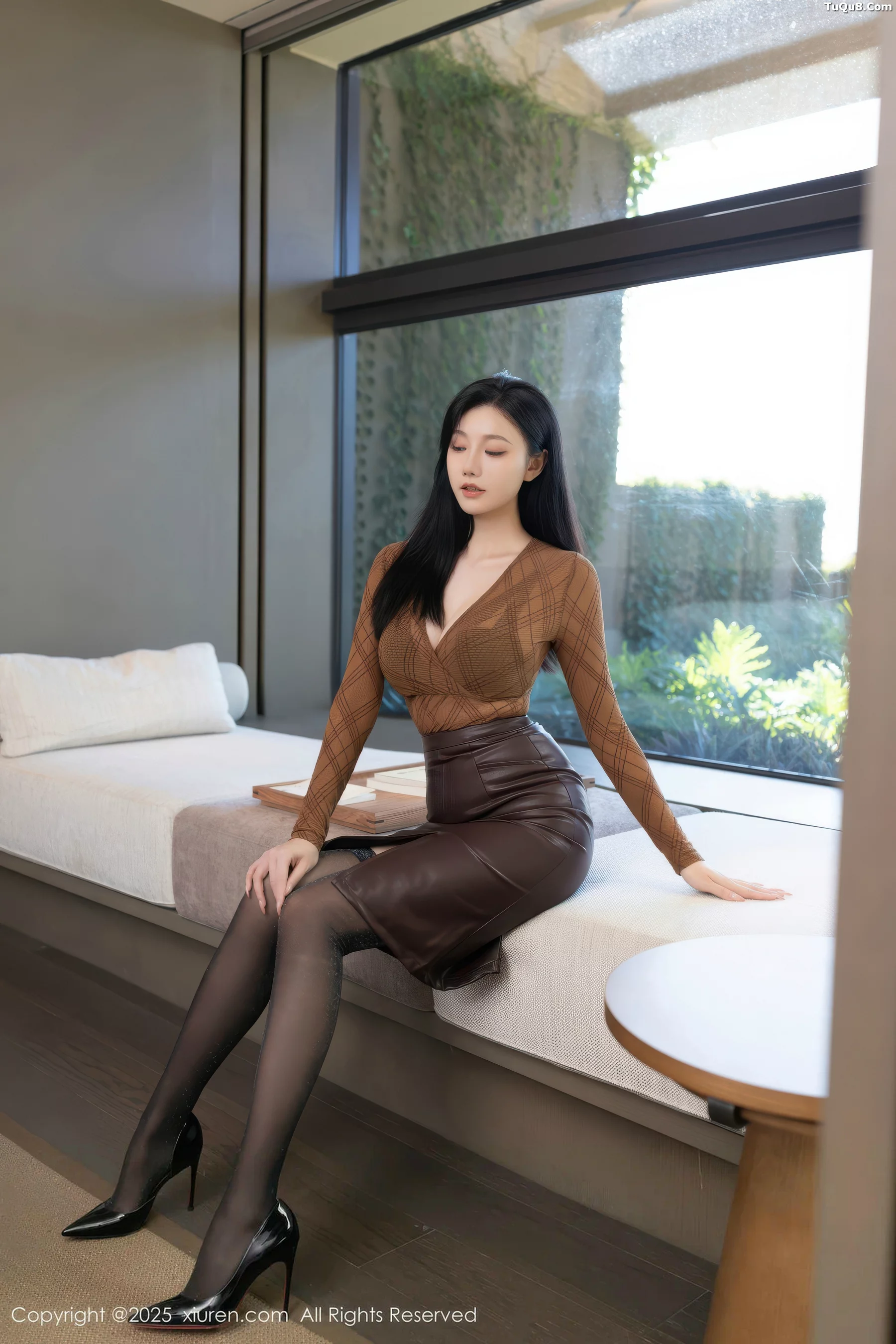 安然anran性感棕色皮裙露黑色内衣配黑丝袜秀美腿绝美写真 第 12 张