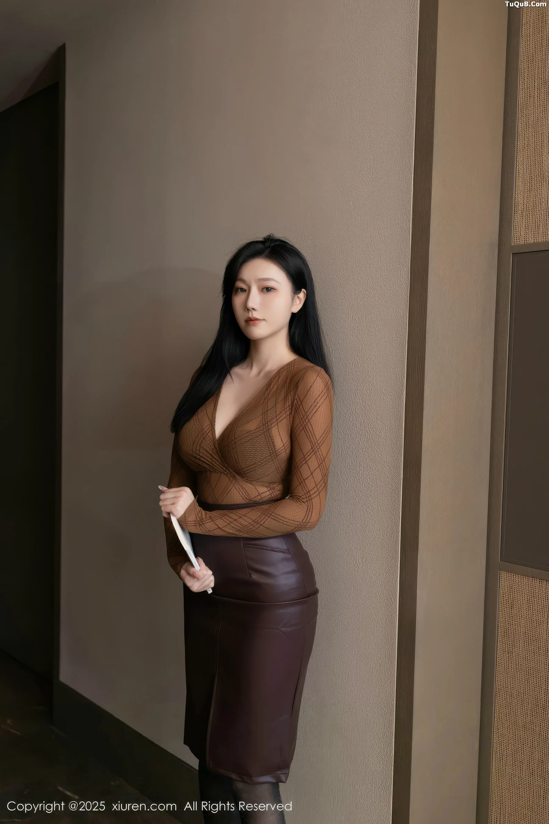 安然anran性感棕色皮裙露黑色内衣配黑丝袜秀美腿绝美写真 第 4 张