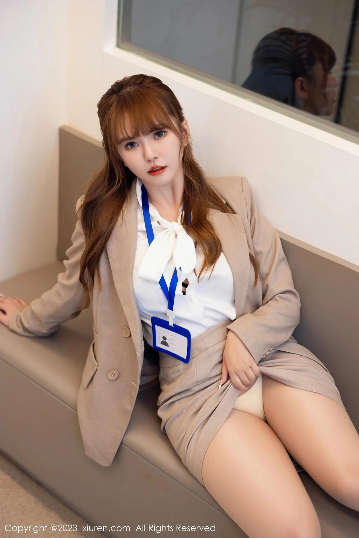 张思允Nice性感杏色Ol职业装半脱秀丰满身材迷人绝美写真 第 15 张