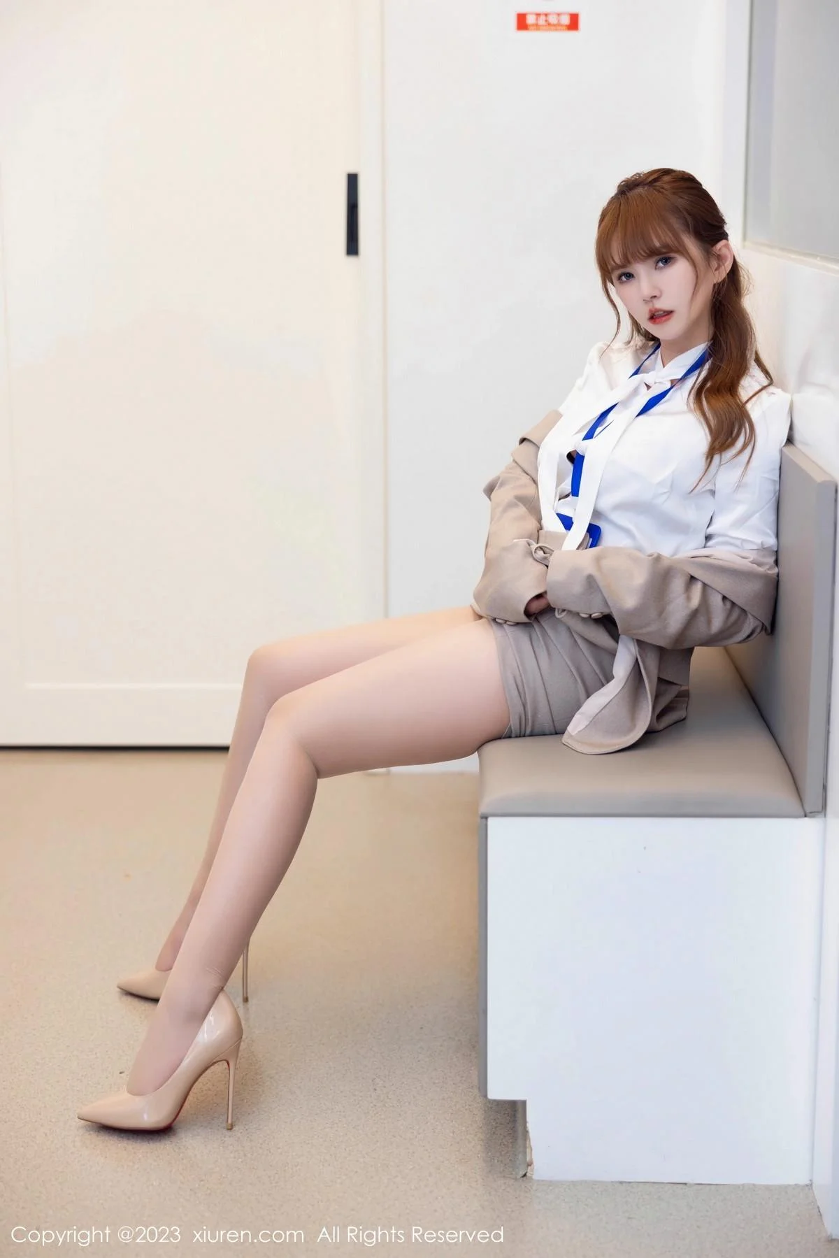 张思允Nice性感杏色Ol职业装半脱秀丰满身材迷人绝美写真 第 21 张