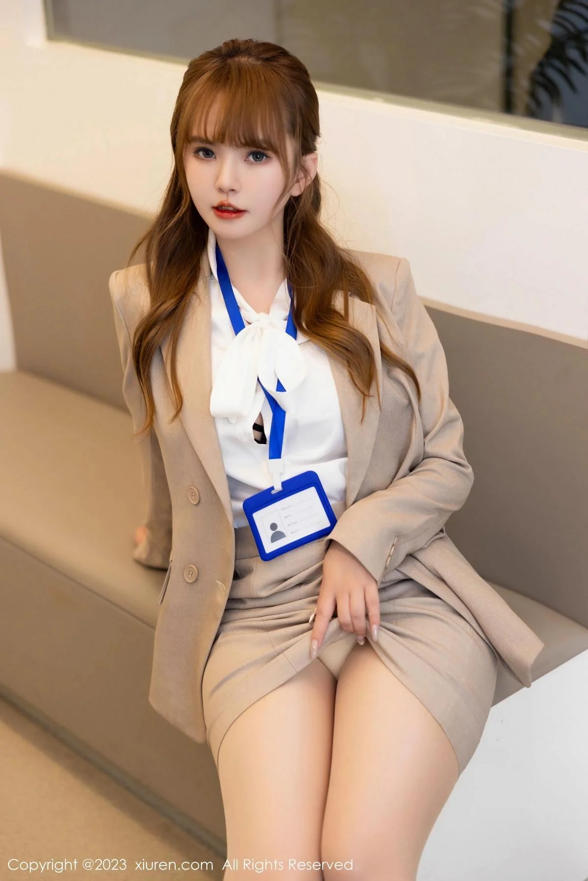 张思允Nice性感杏色Ol职业装半脱秀丰满身材迷人绝美写真 第 8 张