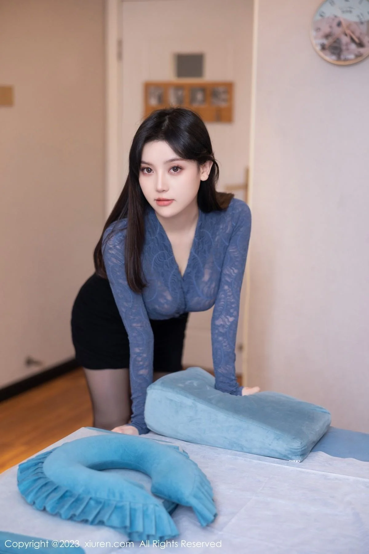 豆瓣酱蓝色薄纱上衣配黑短裙露白色内衣秀丰满身材绝美写真 第 3 张
