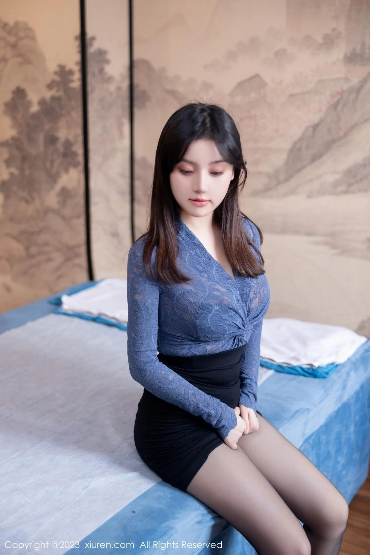 豆瓣酱蓝色薄纱上衣配黑短裙露白色内衣秀丰满身材绝美写真 第 8 张