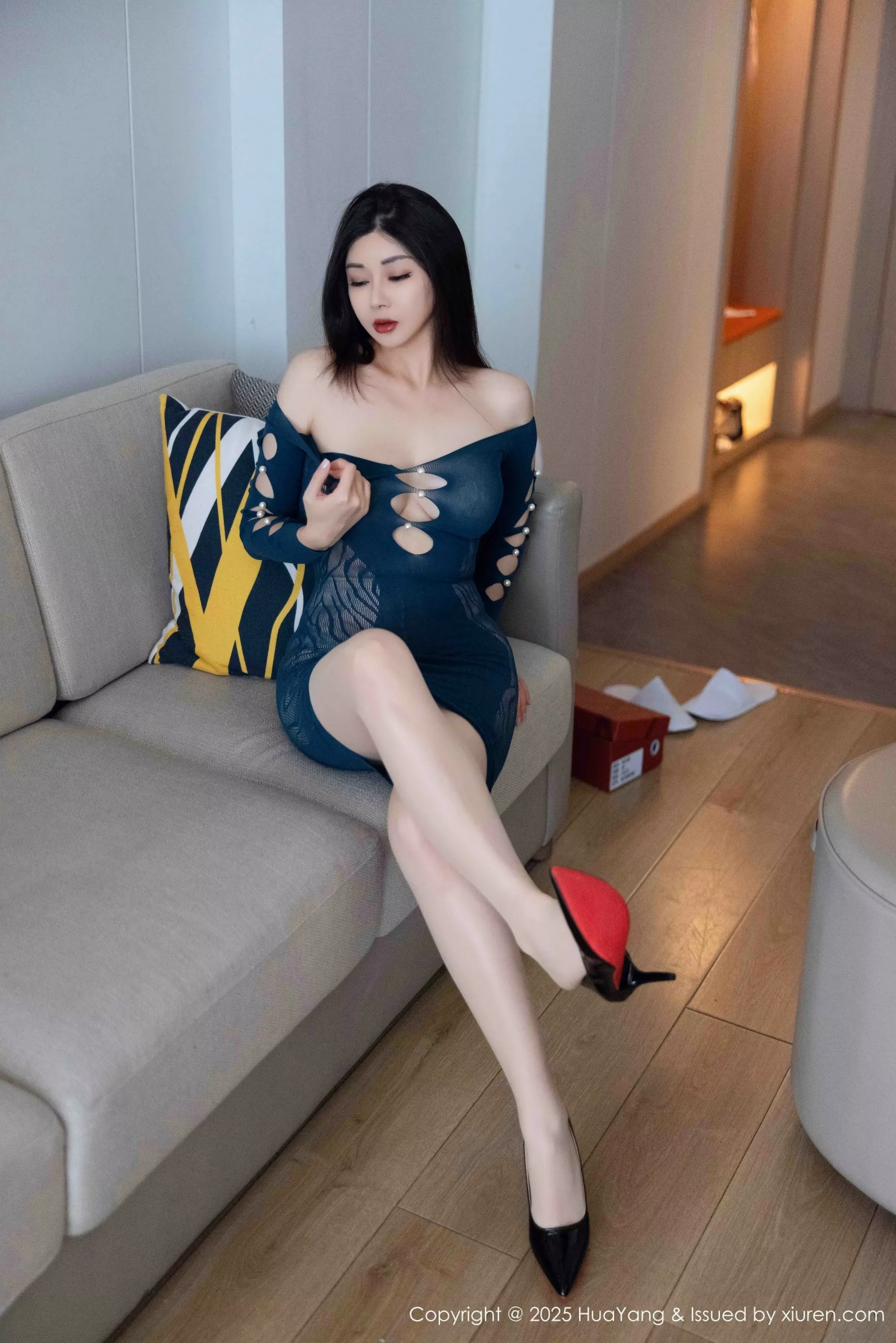 凯竹Quinn性感蓝色连衣短裙配超薄肉丝秀丰腴身姿绝美写真 第 3 张