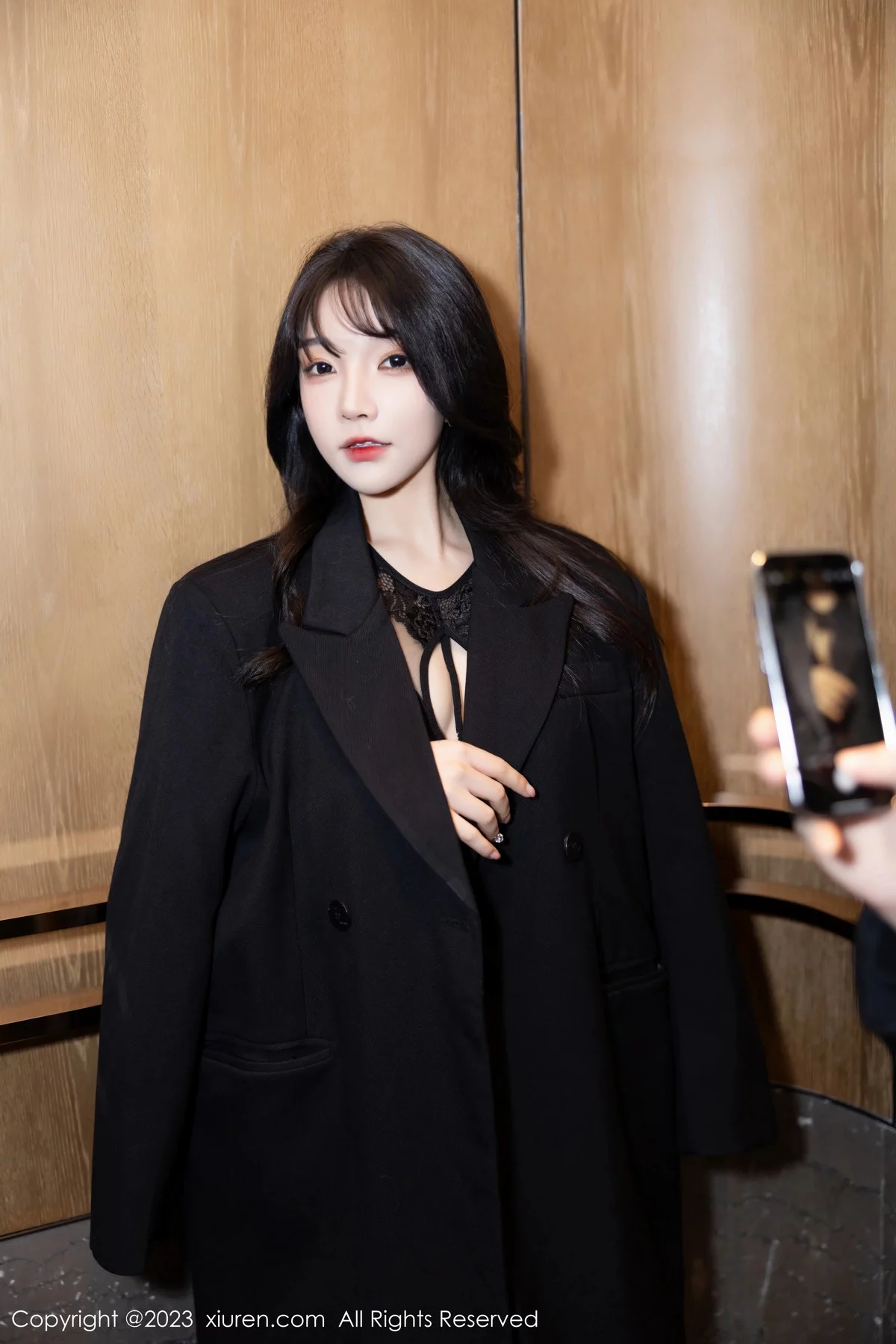 徐莉芝Booty性感黑色礼裙露黑色内衣配超薄黑丝魅惑写真 第 1 张