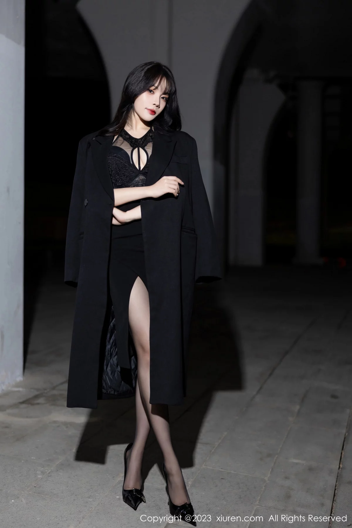 徐莉芝Booty性感黑色礼裙露黑色内衣配超薄黑丝魅惑写真 第 23 张