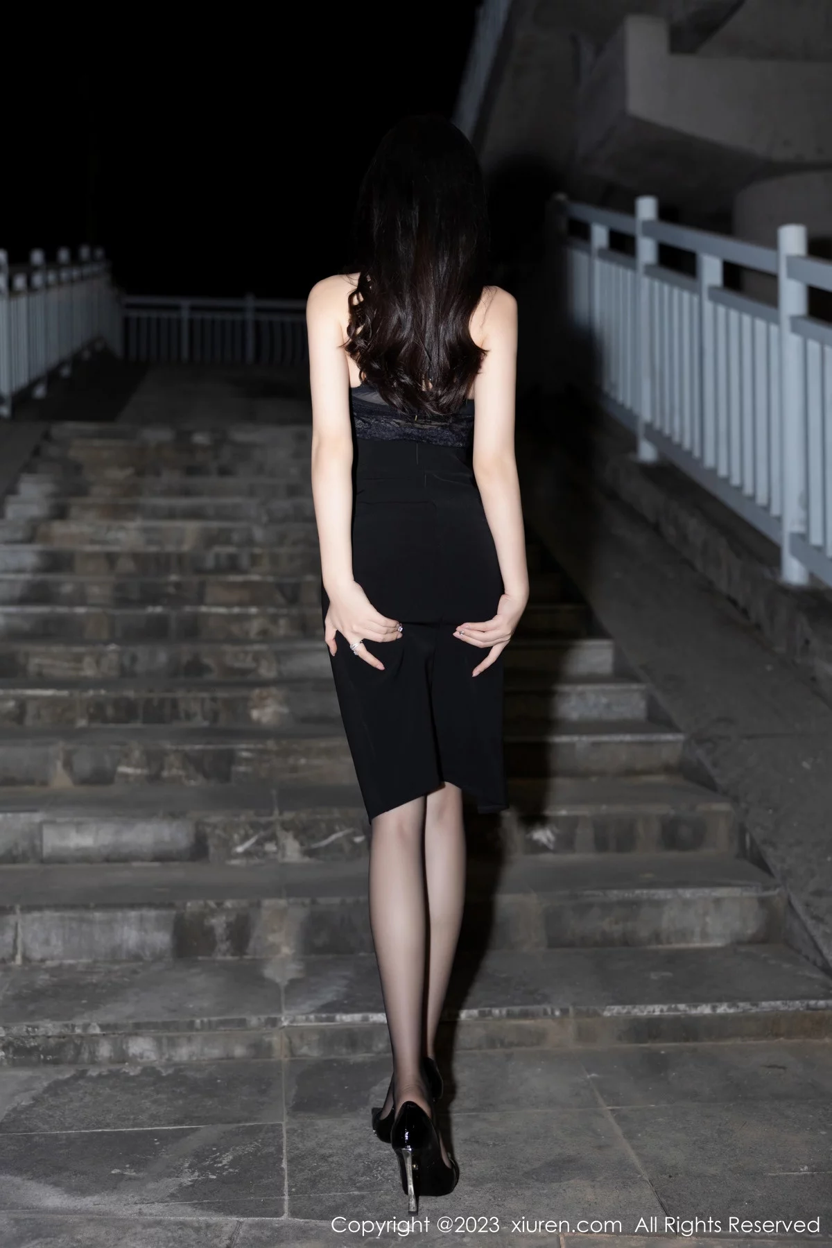 徐莉芝Booty性感黑色礼裙露黑色内衣配超薄黑丝魅惑写真 第 5 张