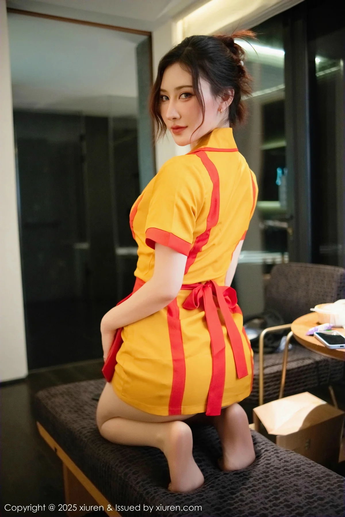 蕾蕾醒了没性感黄色厨娘服饰露深色内衣秀丰腴身材绝美写真 第 12 张