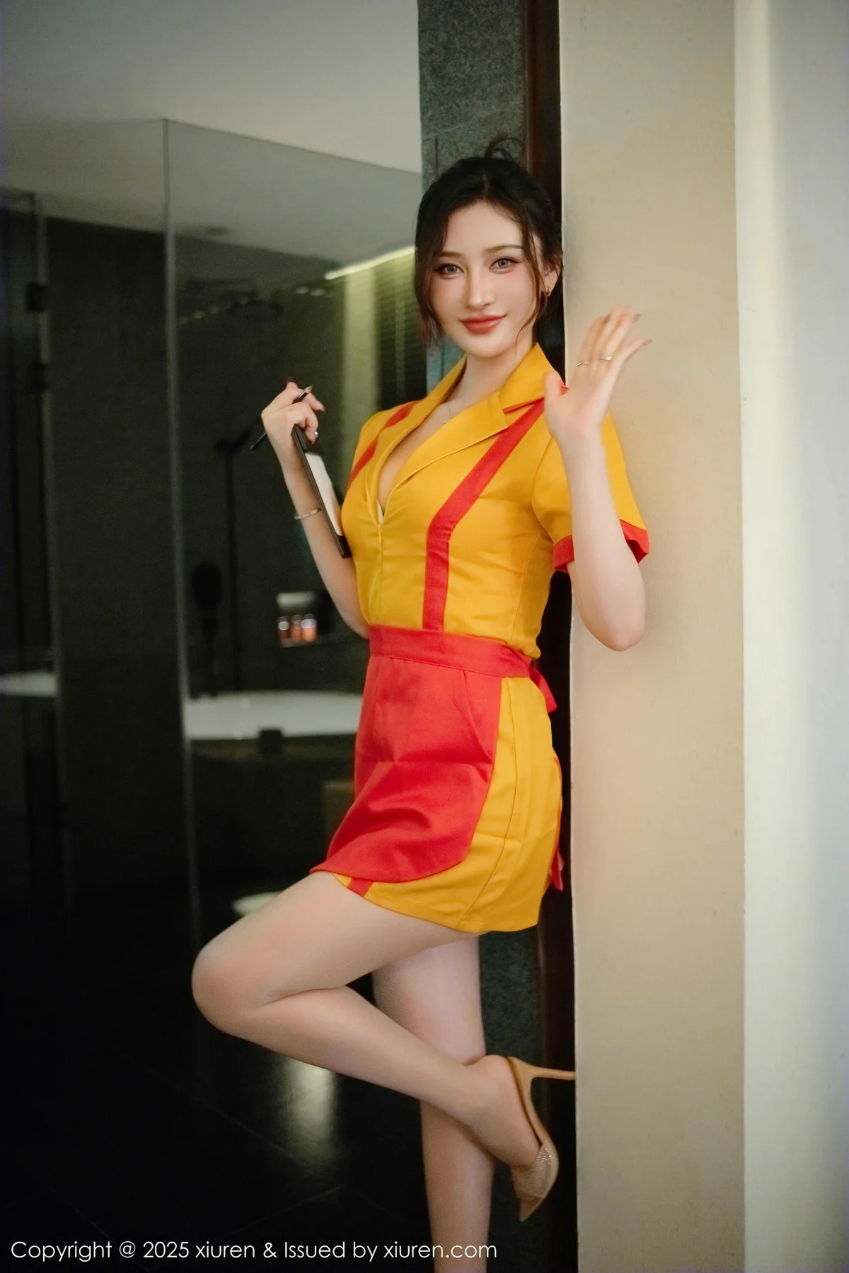 蕾蕾醒了没性感黄色厨娘服饰露深色内衣秀丰腴身材绝美写真 第 3 张
