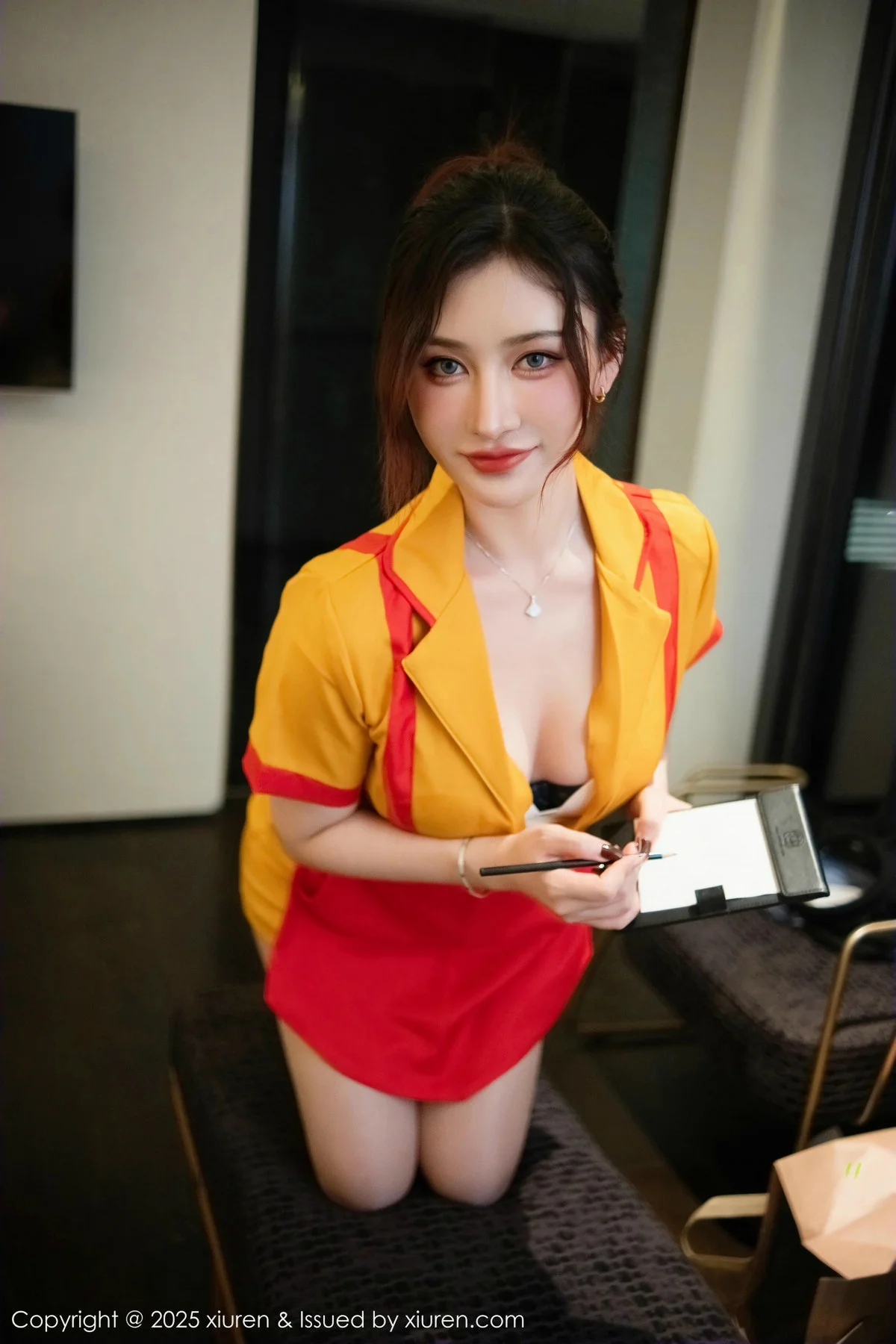 蕾蕾醒了没性感黄色厨娘服饰露深色内衣秀丰腴身材绝美写真 第 9 张