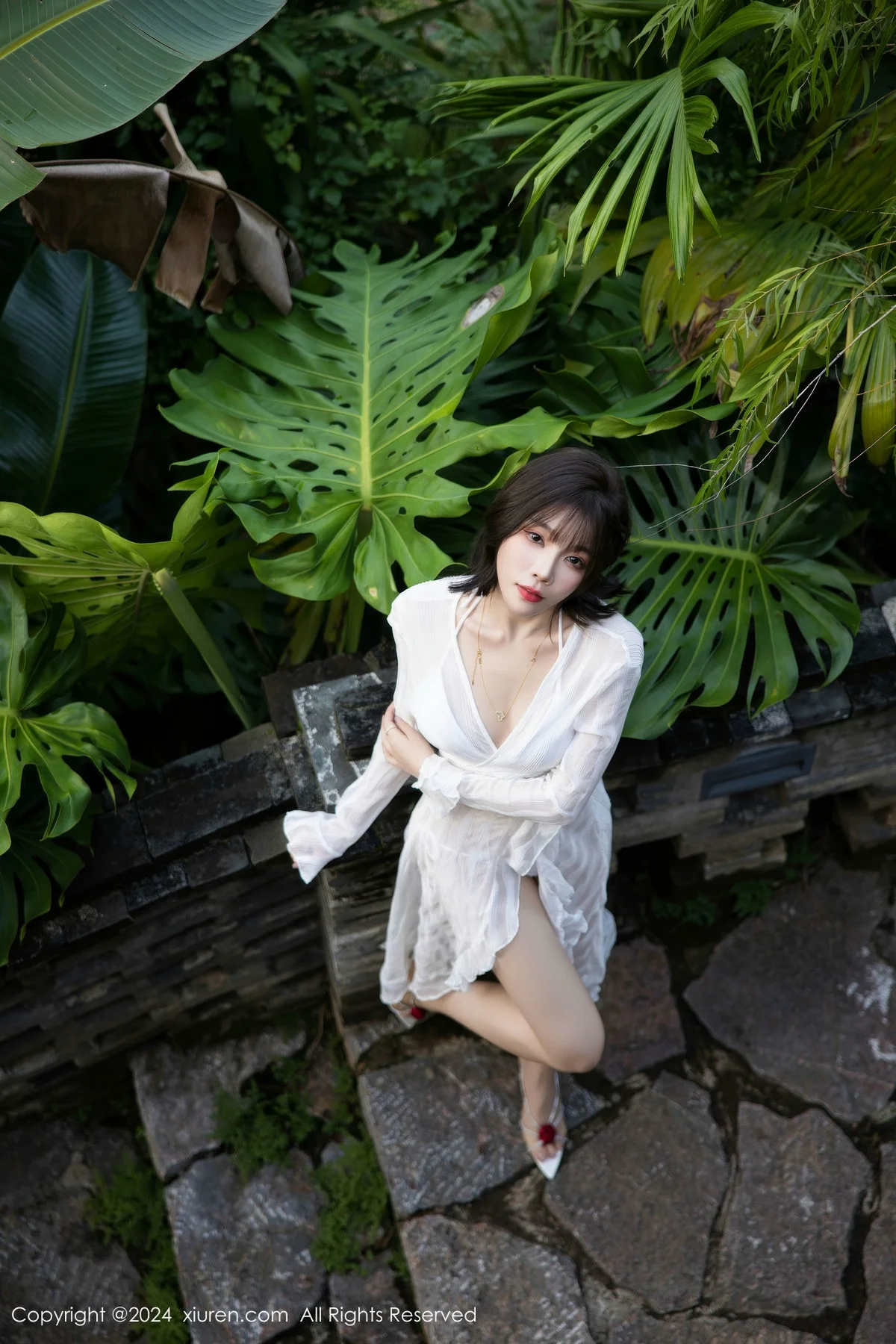 徐莉芝Booty性感白色蕾丝内衣配白丝袜秀曼妙身姿绝美写真 第 1 张
