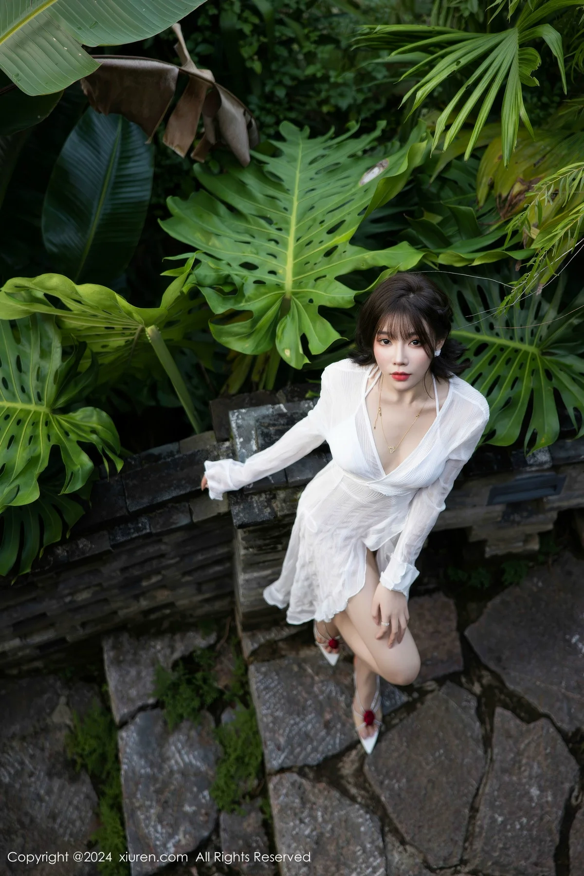 徐莉芝Booty性感白色蕾丝内衣配白丝袜秀曼妙身姿绝美写真 第 2 张