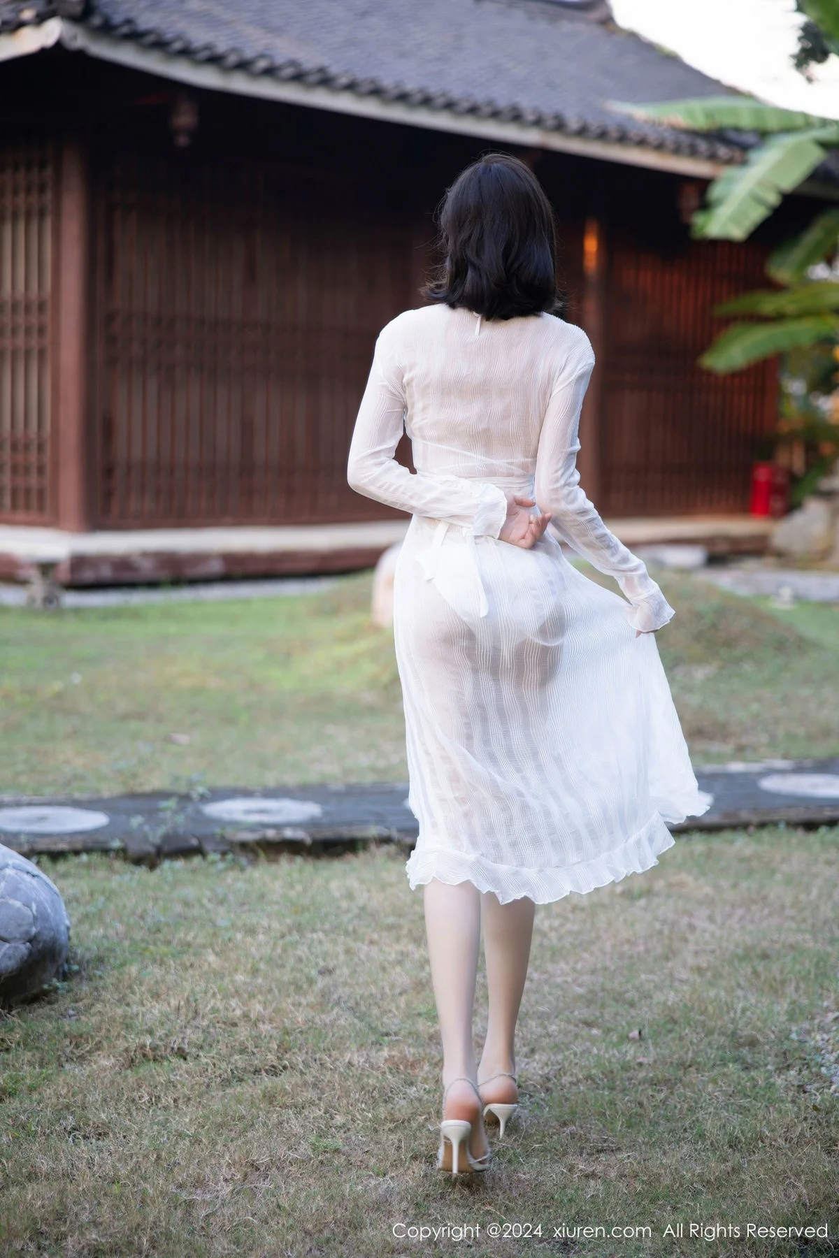 徐莉芝Booty性感白色蕾丝内衣配白丝袜秀曼妙身姿绝美写真 第 4 张