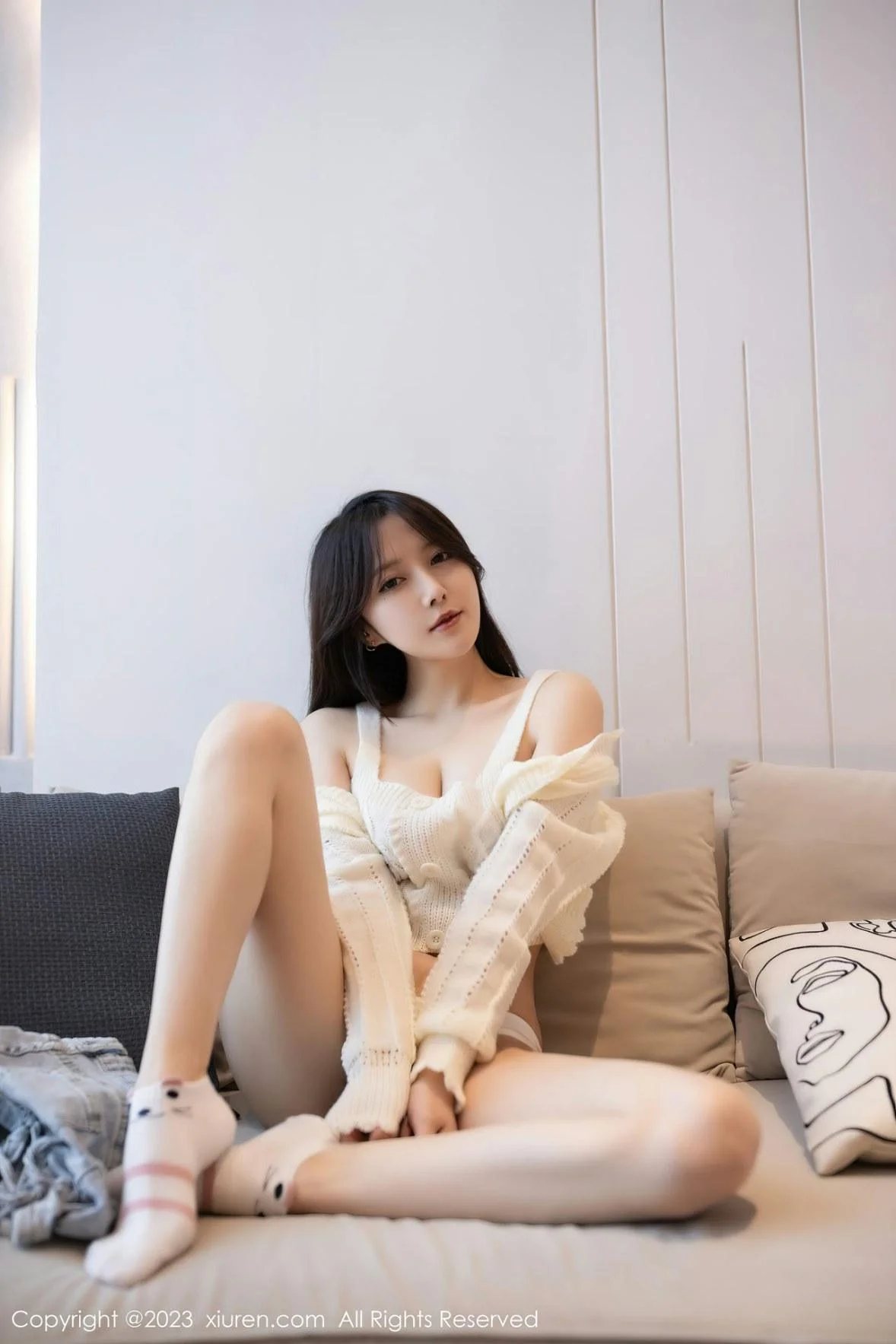 鱼子酱Fish白上衣配性感牛仔短裤半脱秀完美身材绝美写真 第 15 张