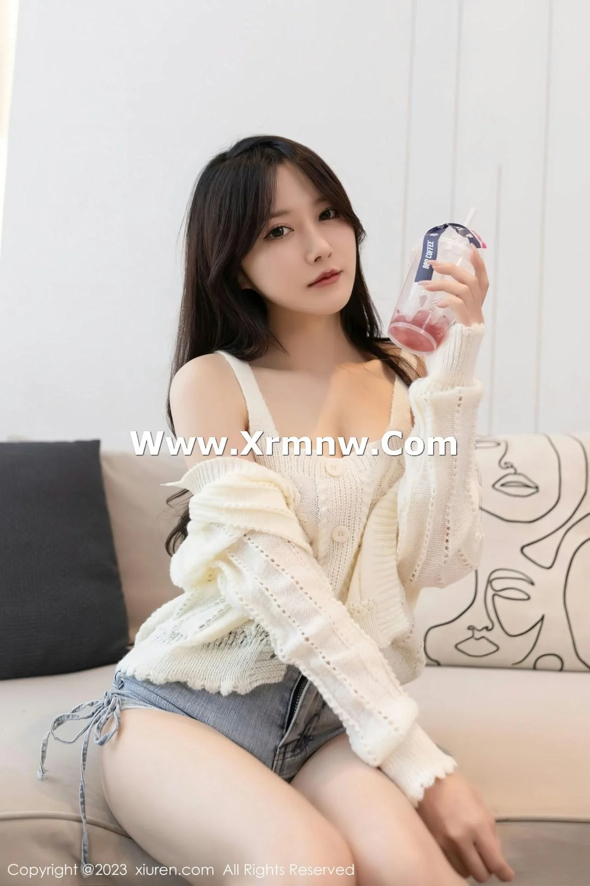 鱼子酱Fish白上衣配性感牛仔短裤半脱秀完美身材绝美写真 第 2 张